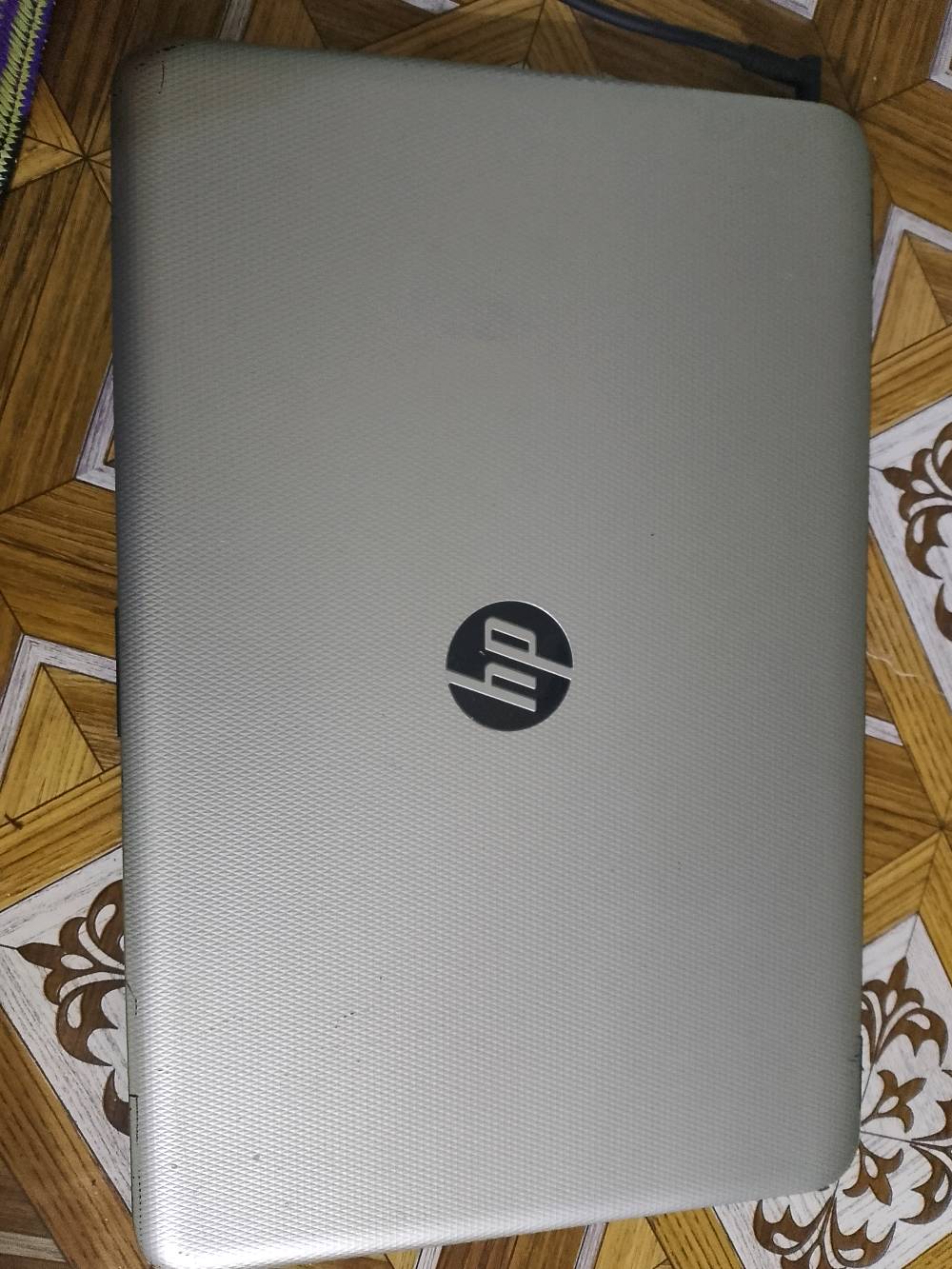 للبيع لابتوب HP بحالة ممتازة واستعمال قليل، الجهاز نظيف جداً ومناسب للعمل المكتبي، الدراسة، والبرامج اليومية.
المواصفات:
المعالج: Intel Core i5-6200U (جيل سادس).
الذاكرة (الرام): 4 جيجابايت.
الهارد: 1 تيرابايت (1000GB) مساحة تخزين كبيرة جداً.
كرت الشاشة: AMD Radeon Graphics.
نظام التشغيل: Windows 10 Pro مفعل.
الحالة: الجهاز بحالة جيدة جداً، مع الشاحن الأصلي، واستعماله كان خفيفاً.
م/ يحتاج تبديل بطارية فقط حالياً يشتغل بس على الكهرباء 
 _ السعر 225 الف بي مجال للبطارية 
للاستفسار  [واتساب ***********].
