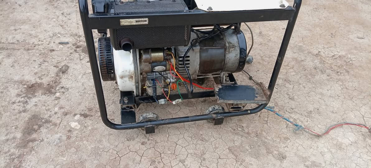 السلام عليكم مولده كامه 22 امبير
سلف وحبل بعده نضيف 
العنوان الصويره قرب سيطرة المالح
السعر 400 
الرقم ***********
