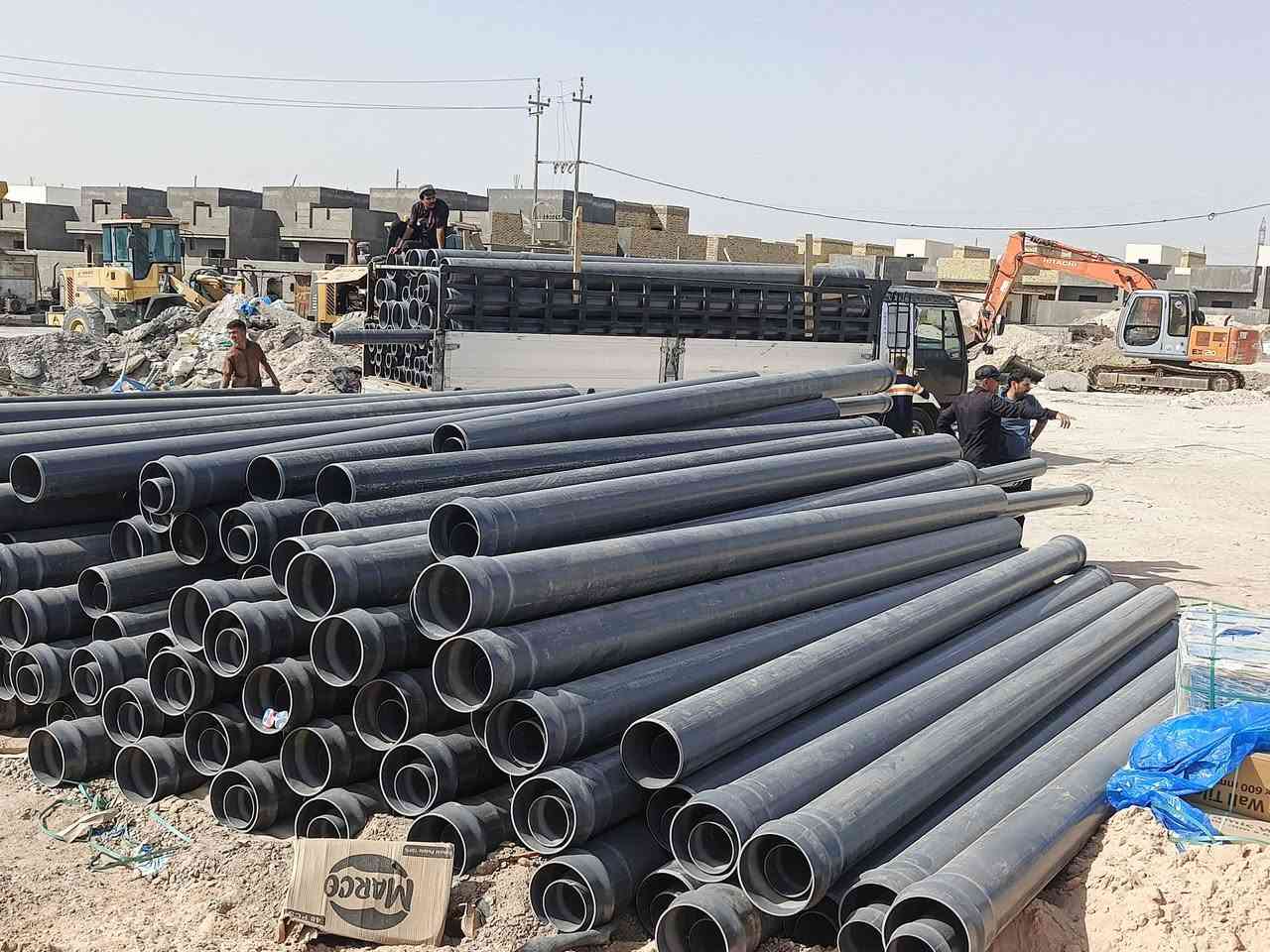 خطوات متسارعة في تنفيذ اعمال البنى التحتية لمجمع كولدن ستي السكني في مدينة الناصرية
_____________
من/ فوزي التميمي
في خطوة متسارعة لانجاز المراحل المتبقية من اعمال المشروع السكني لموظفي بلدية الناصرية شرعت الملاكات العاملة في مجمع كولدن ستي السكني في مدينة الناصرية في تنفيذ اعمال البنى التحتية للمشروع ضمن المدد الزمنية المحددة 
المشرفون على المشروع اكدوا انه بدا العمل في المراحل المتبقية التي تشمل ربط شبكات الماء وتصريف الامطار بالشبكة الرئيسية ليتسنى تنفيذ اعمال التبليط الشوارع الفرعية للفئات الثلاثة  A, B, C بعد انجاز اعمال الحفر ومن ثم ربط الانابيب المعتمدة ، مشيرين الى انه تم تحقيق نسب متقدمة لانجاز هذه الاعمال بعد ان شرعت الملاكات بالعمل قبل اربعة ايام متتالية والاعمال متواصلة بهمة عالية لاستكمال كل مايخص البنى التحتية وايصال الماء الصالح للشرب الى الوحدات السكنية بواقع ٥١٥ وحدة نفذت باشراف هيئة استثمار ذي قار


**إذا كنت صاحب هذا الإعلان وتريد حذفه لأي سبب، رجاءا أرسل رسالة إلى الدعم الفني**