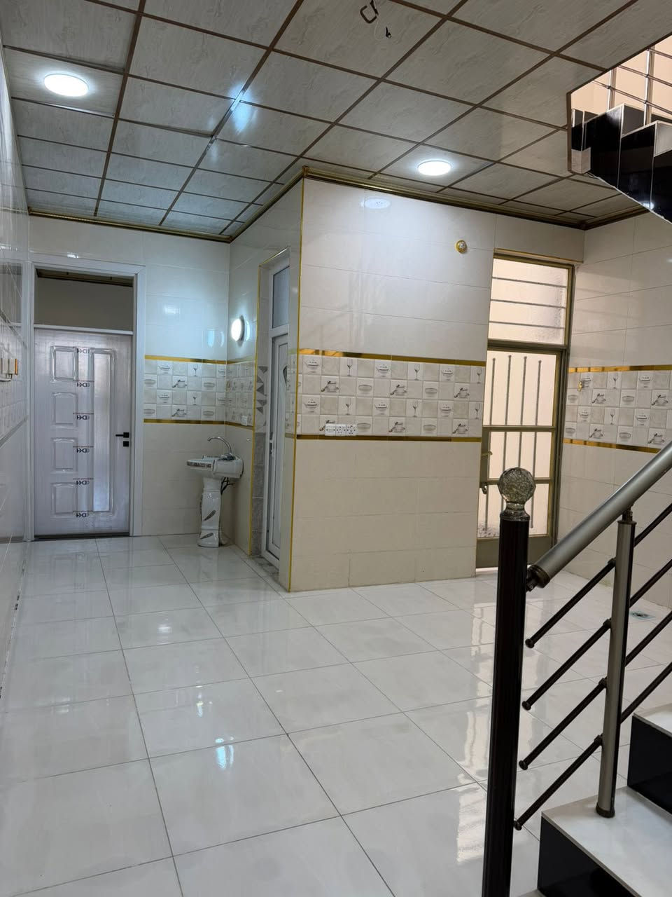 السلام عليكم
دار للبيع 
المساحة 100م طابقين
غرفتين نوم صالة مشتركة مطبخ صحيات
سند 25
كامل خدمات
العنوان ديالى بعقوبة تقاطع القدس دور الزراعة الثالثة
السعر 70 بي مجال بسيط
مراجعة مكتب جبل النور
او الاتصال***********
