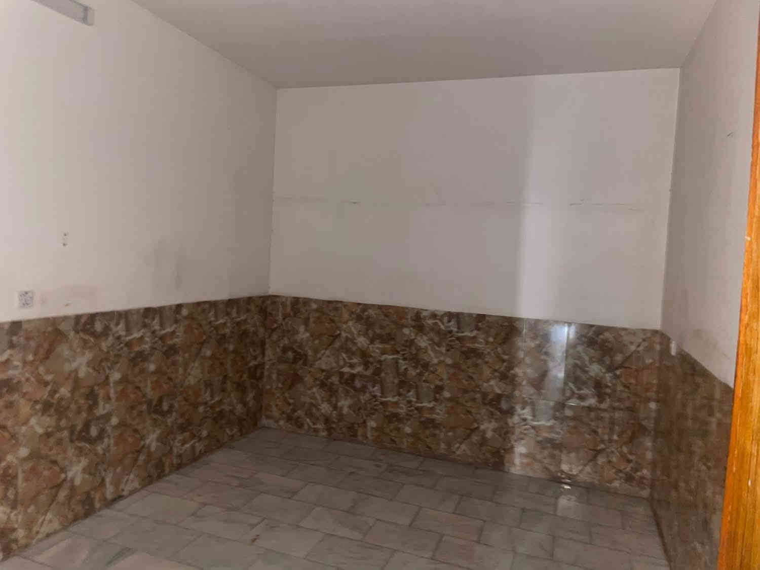 مشتمل 78م للبيع
مشتمل للبيع 

الشعب مقابل جامعه الامام الكاظم 
مساحه 78 م
مدخل واحد 
واجهة  4  
ونزال  19.5

يتكون من طارمة وخدمات خارجية استقبال 
حولي مطبخ 
ومنور وخدمات 
وغرفة نوم 
وطابق الثاني 
غرفتين  نوم وبيتونه سطح

<><><><><><><><><><><><>
للأستفسار مكتب ارض الخيرات
*********** ابوحسين
*********** حسن العقابي
