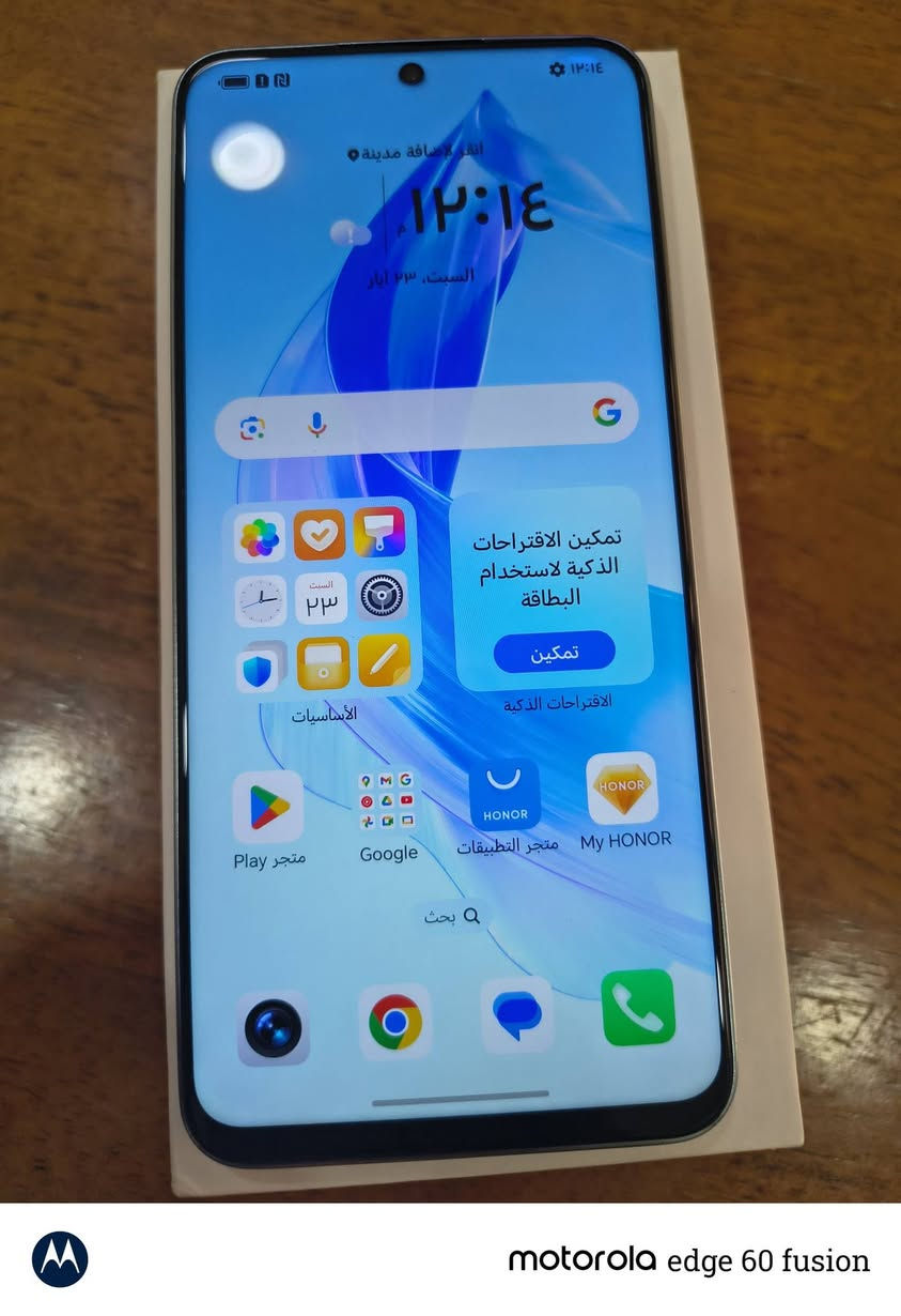 للبيع: Honor 90 Lite (نظافة 95%) اخو الجديد مكفول من كلشي فقط شخوط جدا  بسيطه في الشاصي بسبب حافظه التلفون. 
​⚙️ المواصفات التقنية :
🔴 ​الشاشة: 6.7 إنش بتقنية IPS LCD، وبمعدل تحديث 90Hz لتصفح فائق السلاسة.
🔴 ​الكاميرا الخلفية: ثلاثية، الأساسية بدقة 100 ميجابكسل لالتقاط أدق التفاصيل + عدسة واسعة + عدسة ماكرو.
🔴 ​الكاميرا الأمامية (السيلفي): 16 ميجابكسل لصورة نقية.
🔴 ​المساحة والتخزين: ذاكرة داخلية 256 جيجابايت مع رام 8 جيجابايت (يمكن توسيعها برام افتراضي).
🔴 ​المعالج: MediaTek Dimensity 6020 يدعم شبكات الجيل الخامس 5G.
🔴 ​البطارية: 4500 مللي أمبير تدعم الشحن السريع بقدرة 35 واط (شحن سريع وآمن).
​🌟 حالة الجهاز والملحقات:
​الحالة: ممتازة جداً (أخو الجديد)، خالي من الخدوش أو العيوب، وشغال بكفاءة 100%.
​الملحقات: العلبة الأصلية + شاحن +الحافظة الاصلية  .
​💰 السعر المطلوب: 250.000 الف دينار 
📍 : [بغداد /حي الجهاد ]
​📞 ***********
