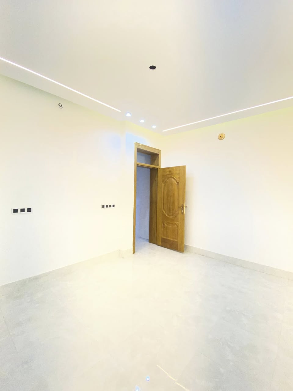 يالله الهم صلي على محمد وآل محمد دارمساحه100متر كربلاء حي العامل خلف مول الباقر قطاع19واجهت الدار على مدارس 2 مدرسه ثورة العشرين وال سيده طوعه اكرر واجهت الدار على مدارس يعني ماكو جيران كدامك طابو صرف بئسمي  طابق اونص الدار تفاصيله 2غرف نوم 2صاله دبل استقبال مطبخ صحيات داخليه خارجيه البيت بناء حديث يعني جديد مامسكون الدار يبعد عن الإمام الحسين عليه السلام 10كم ❤️اعتذر عن الرهن وال ايجار وال مبادره بيع نقد فقط للاستفسار ***********
