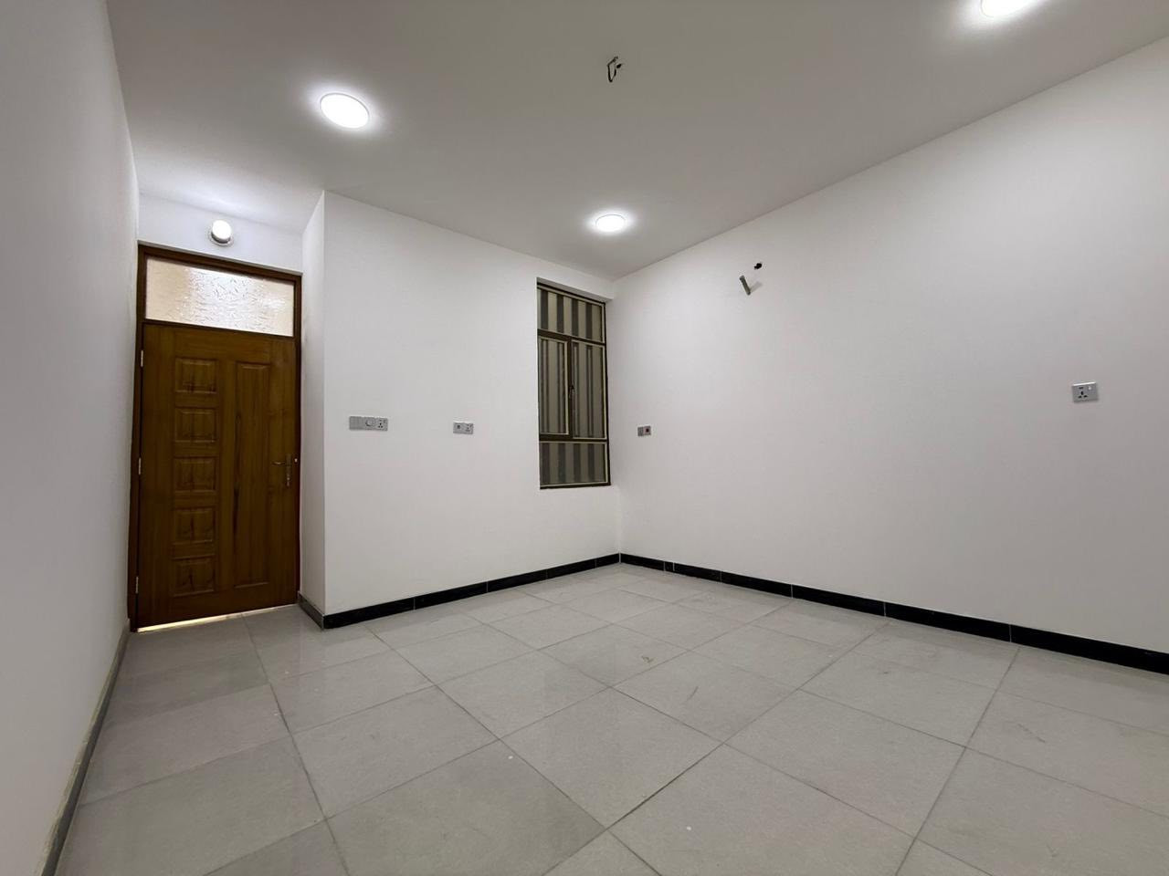 بيت للبيع مساحة 80 متر 
الطابق الأرضي 
خدمات خارجيه 
البيت مدخلين 
استقبال 
وصالة وحمام وغرفه نوم ومنور 
الطابق الأول 
غرفتين نوم وصالة وخدمات 
الطابق الثالث بيتونه وسطحين 
بيت جديد بناء سنة ٢٥ 
حي اور فلكة صباح الخياط 
قرب المركز الصحي لطب الأسنان في الشعب 
وقرب الملعب الخماسي 
السعر ٢٦٥
موبايل 
***********
