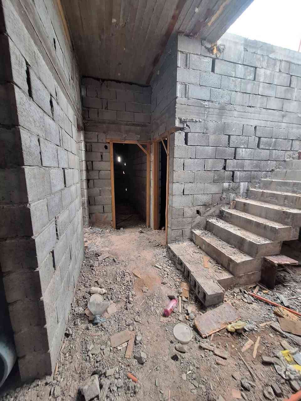 البيت ٢٠٠ متر يبعد عن شارع العام ٧٠ متر عن نهر الروائي ٩٠ متر عرض الشارع ١٠ متر البيت غرفتين صاله دوانيه مطبخ صحيات حديقه طابق واحد هيكل زراعي بسم اسعد العيداني المحافض عدي نسخه من طابو وعدي وكاله.ع شارع الشلامجه اتصل ع راعيه اني مكلف بلنشر *********** 📞
