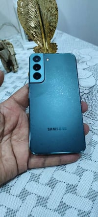 جالكسي S22 • ١٢٨ جيجا • نقطة بالشاشة