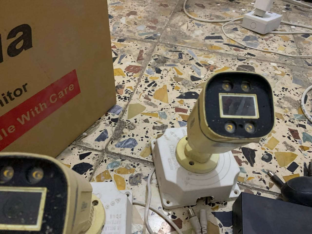كامرات عدد 3 +بطاريه +ويارات مع فيش مع ديفيار مع موس مع شاشه كل هي المجموعه دهوه مع شاشه العنوان دوره كراره ***********
