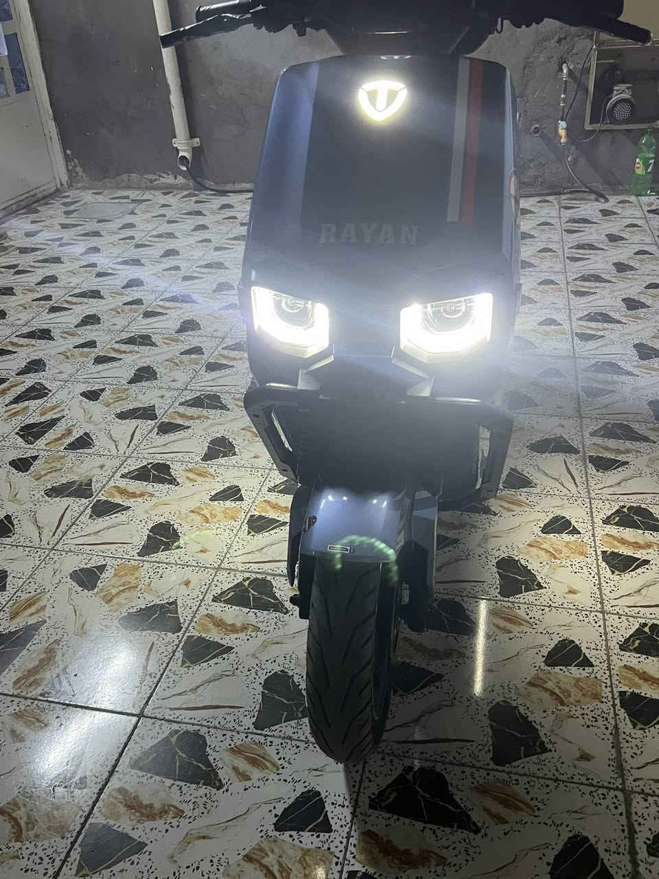 دراجه شحن للبيع شركه الريان بعده جديده ما ماشيه بيها فقط بطاريه واحده واقفه عنوان بغداد المحموديه للاتصال على هاذا الرقم ***********
