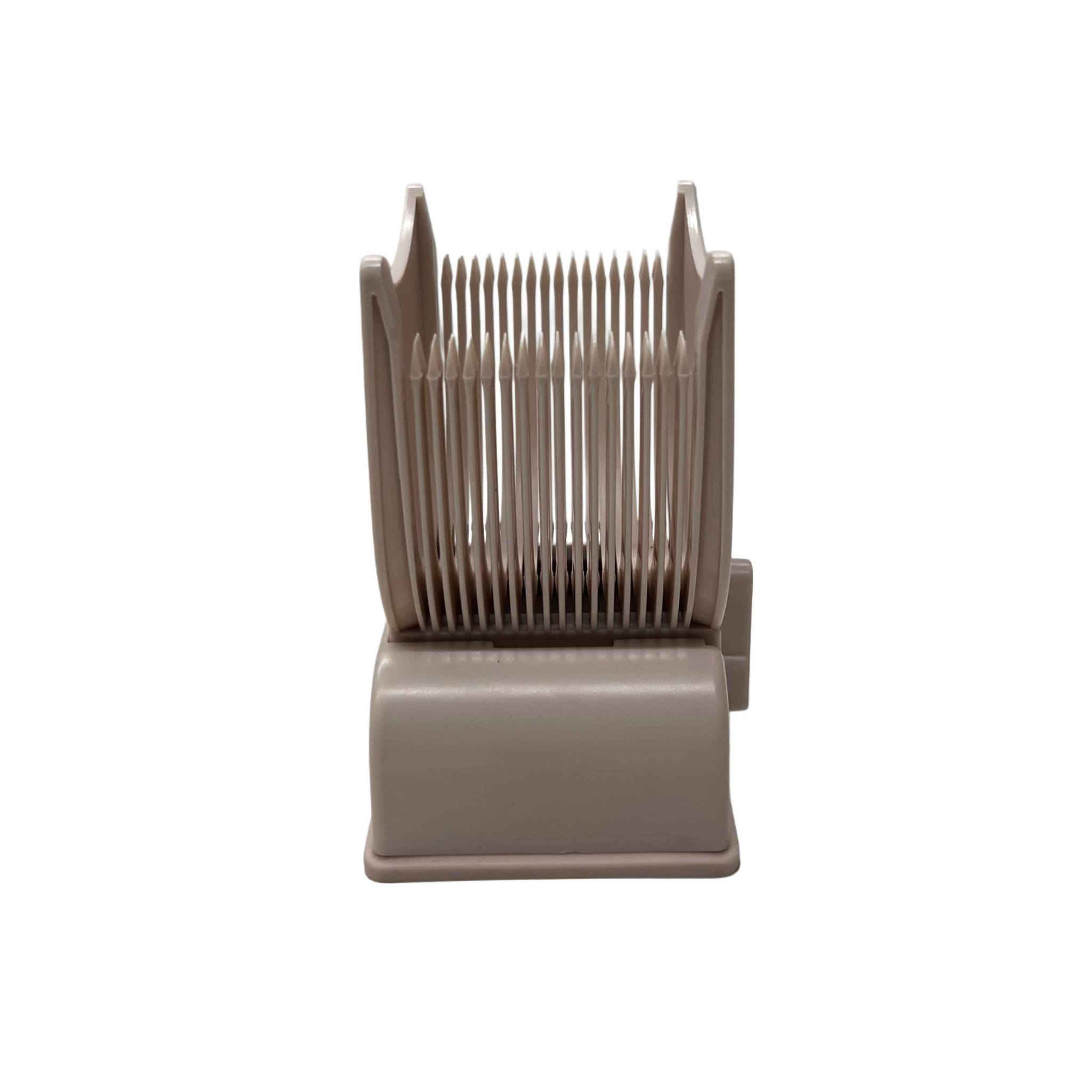 قطّاعة اللحم الطازج متعددة الشفرات – Fresh Meat Slicer

أداة مطبخ مخصّصة لتقطيع اللحم الطازج بسرعة وبشكل متساوٍ، مصممة للاستخدام اليدوي السهل داخل المطبخ.

• مخصّصة لتقطيع اللحم الطازج (Fresh Meat)

• تقطيع سريع بعدة شرائح في ضغطة واحدة (حتى 18 قطعة في القطع الواحد)

• تصميم متعدد الشفرات بزاوية حادة 8°

• إمكانية الحصول على أشكال تقطيع مختلفة حسب الاستخدام

• تثبيت قوي بواسطة قاعدة شفط للاستخدام الآمن

• تشغيل يدوي بدون حاجة للكهرباء

• الاستخدام: تقطيع اللحم الطازج، التقطيع، الفرم
• عدد القطع في القطع الواحد: 18 قطعة
• زاوية حافة الشفرات: 8°
• سماكة التقطيع:
 • 4 مم شرائح
 • 4 مم شرائط سميكة
 • 2 مم شرائح رفيعة
• الخامة:
 • الجسم: ABS
 • الشفرات: ستانلس ستيل 420
• التثبيت: قاعدة شفط (Suction Base)
• طريقة التشغيل: يدوي

محتويات العلبة
• قاعدة تقطيع (Knife Bank)
• حامل السكاكين
• وحدة الشفرات
• غطاء الشفرات
• فرشاة تنظيف بغداد, العراق


**إذا كنت صاحب هذا الإعلان وتريد حذفه لأي سبب، رجاءا أرسل رسالة إلى الدعم الفني**