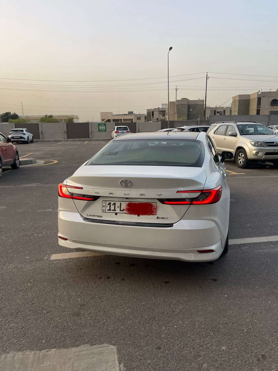 السلام عليكم 
كامري تجميع 2024 شكل ال25 
فول مواصفات VIP 1/1 
لون صدفي 
بانوراما 
تحديد مسار
خروج عن المسار 
رادار تصادم امامي جانبي خلفي 
ماسحات اوتو 
عداد ديجتال متغير الثيمات 
داخل جلد مميز جملي 
كشنات اوتو 
دبل جامة للعزل 
ويل لكزس ال ES 
ماشية 36 الف كيلو 
ركز المحرك الجبير هايبرد مو الصغير 
السيارة جديدة مكفولة صبغ بارد ما عدا كم رصعة بسيطة تنسحب pdr السعر 231 بيع او مراوس مع جيب خليجي مكفول 
او اوباما جديدة مو تعبانة حادث بسيط ،
المكان بغداد المنصور .
***********
