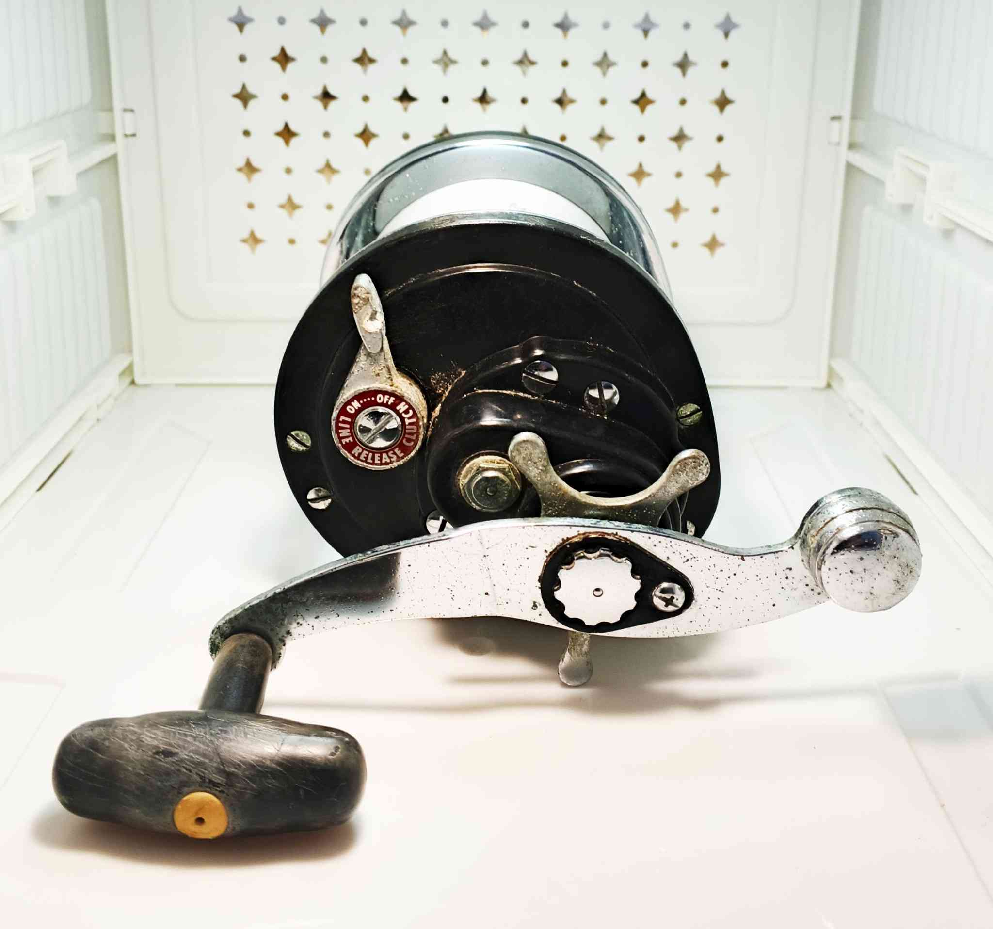 ماكينة الصيد العملاقة  Olympic Strong 70-AW (صناعة يابانية أصلية):
السعر /// 55,000/// التوصيل مجاني 
الحالة /// مستعمل اثار ملح قليلة .
المواصفات :
1- بلد المنشأ: اليابان (Made in Japan) - إصدار كلاسيكي "Vintage" نادر.
2- نوع الماكينة: Multiplier / Drum Reel (مخصصة للصيد البحري والأعماق).
3- الهيكل (Body): تصميم "Heavy Duty" صلب يجمع بين الكربون والفولاذ المقاوم للصدأ (Stainless Steel).
4- نظام التروس: تروس داخلية من النحاس (Gear Ratio 3.8:1) لضمان قوة سحب هائلة وعمر طويل.
5- قوة السحب (Max Drag): تقديرية تصل إلى 28-30 كجم، مما يجعلها مثالية للأسماك الضخمة.
المحامل (Ball Bearings): تحتوي على 2 رمان بلي (Ball Bearings) عالي الجودة لضمان سلاسة الحركة.
6- سعة الخيط (Line Capacity): * خيط مقاس 6: حوالي 450 متر.
خيط مقاس 7: حوالي 400 متر.
7- الوزن: حوالي 930 جرام (ماكينة ثقيلة مخصصة للأعمال الشاقة).
8- الميزات الإضافية: نظام Star Drag للتحكم الدقيق في السحب، ومقبض يمين (Right Handed).


**إذا كنت صاحب هذا الإعلان وتريد حذفه لأي سبب، رجاءا أرسل رسالة إلى الدعم الفني**