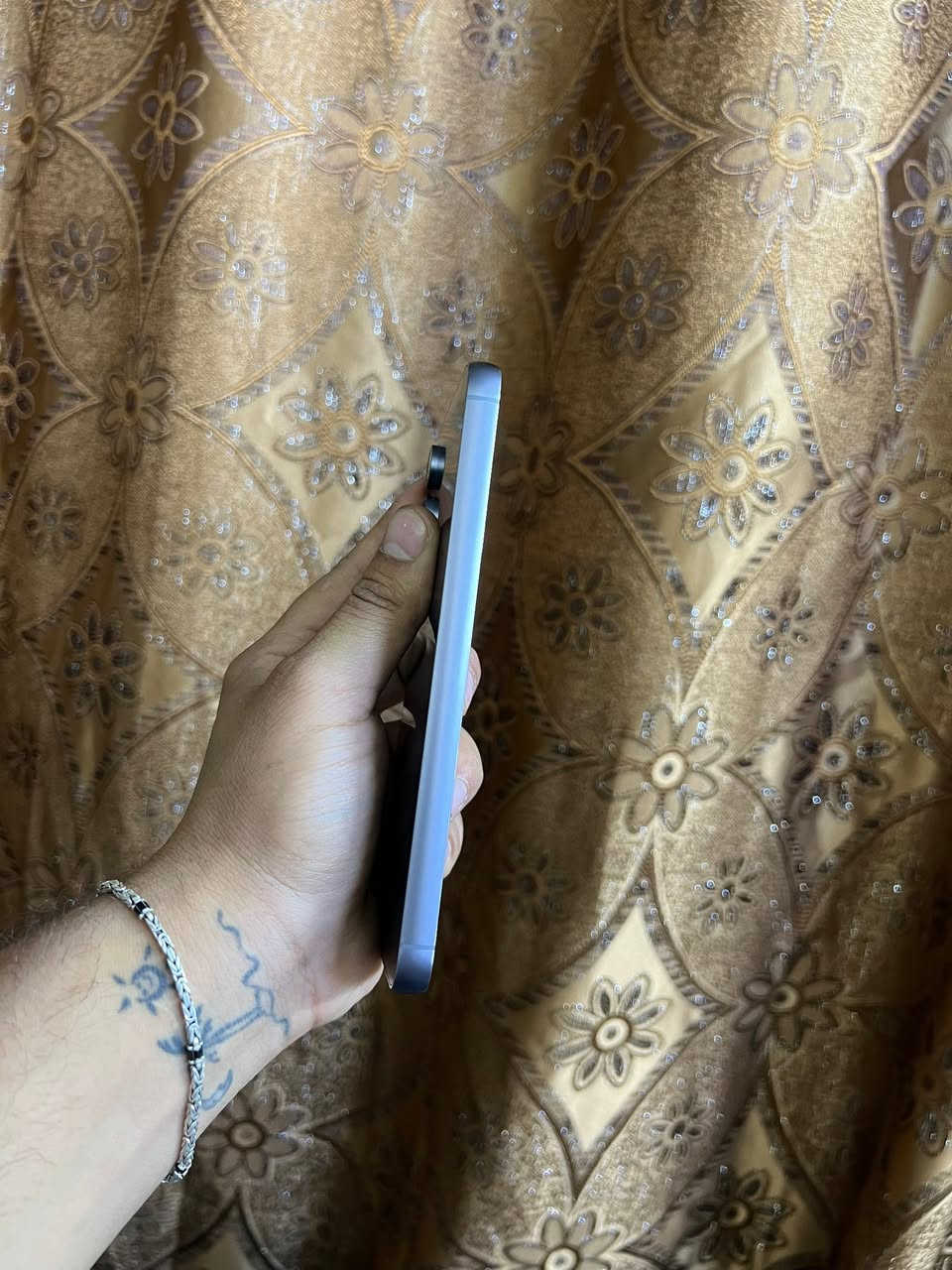 سامسونك s23 fe امريكي الجهاز مكفول حته من الشخط جهاز جديد نضافته الف بل ميه ذاكره 128 مكاني بغداد حي الاعلام شارع البداله 
السعر 325 وبي مجال 
***********
