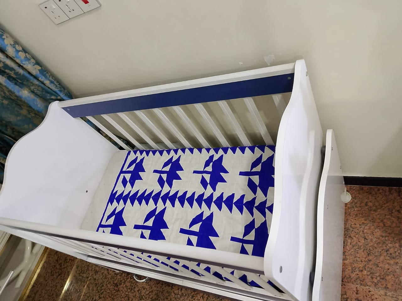 للبيع سرير أطفال بحالة ممتازة 🤍💙
* سرير أطفال خشب قوي ونظيف.
* مع المرتبة الأصلية.
* يحتوي على درجين للخزن.
* بحالة ممتازة وجاهز للاستخدام.
* السعر: 200 ألف دينار وقابل للتفاوض بالمعقول
* للاستفسار والاتصال على رقم»» ***********📲

