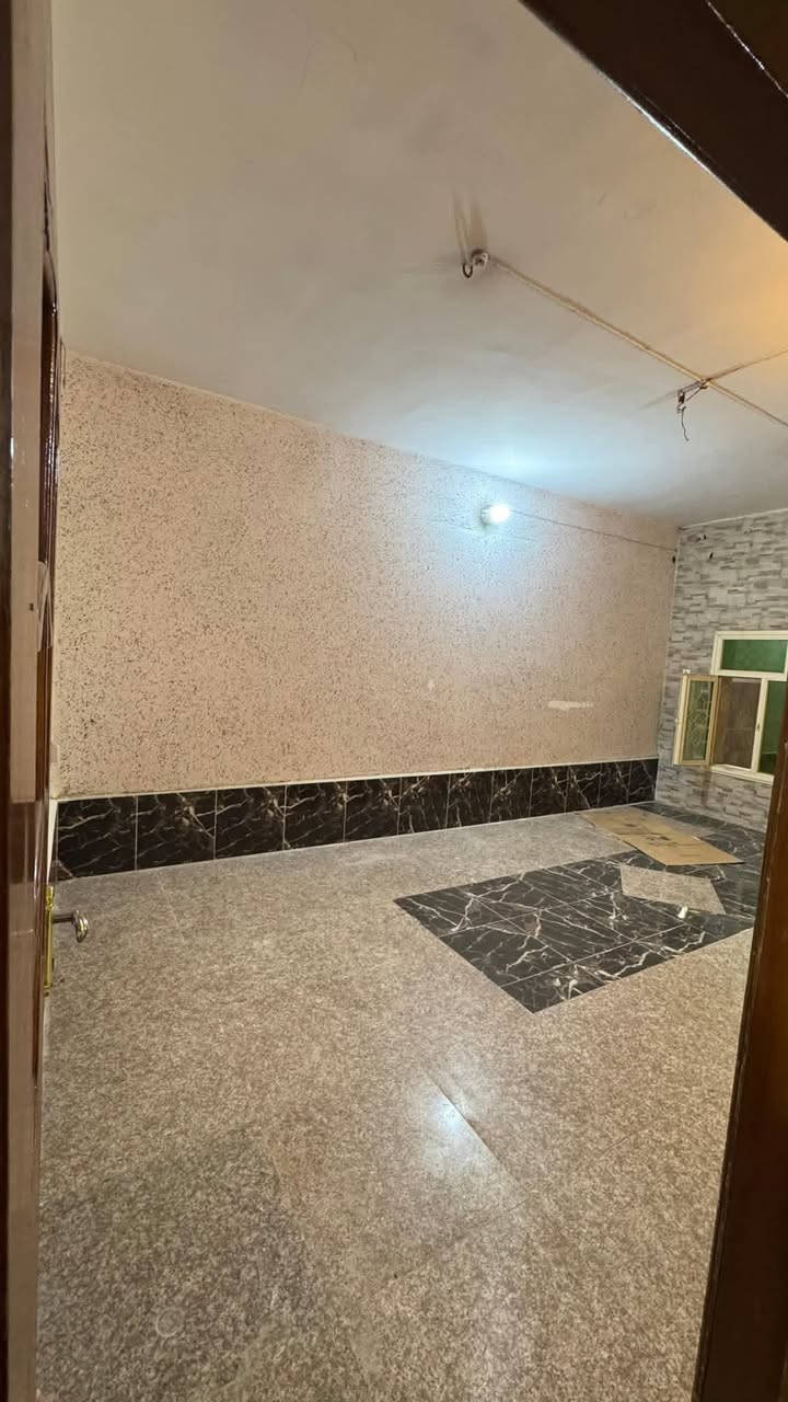 منزل كبير ونظيف للايجار يحتوي 3 غرف نوم كبيرة وتحتوي الغرف على دريسنك روم للملابس  وصالة واستقبال وحمامين ومطبخ وحديقة كبيرة وكراج يكفي سيارتين ويوجد مولد كهرباء كبير مجاني يشغل سبالت في الصيف وتدفئة في الشتاء بدون الحاجة الى شراء الامبيرات او دفع اجور مولد الكهرباء العنوان مركز سفوان مقابيل دائرة الكهرباء وبالقرب من مركز الشرطة
المساحة 300 بيت ركن  قرب الشارع العام ومول سفوان سابقاً. 
  الايجار 500,000 دينار عراقي
***********
