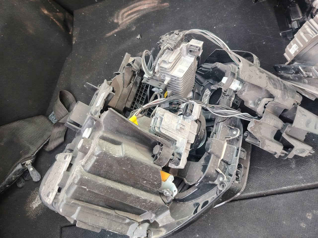 سلام عليكم عندي هاي القطع للبيع
لايت امامي 
ليد امامي
لايت امامي بس بس عدسة و خريطة
***********
عنوان اربيل
