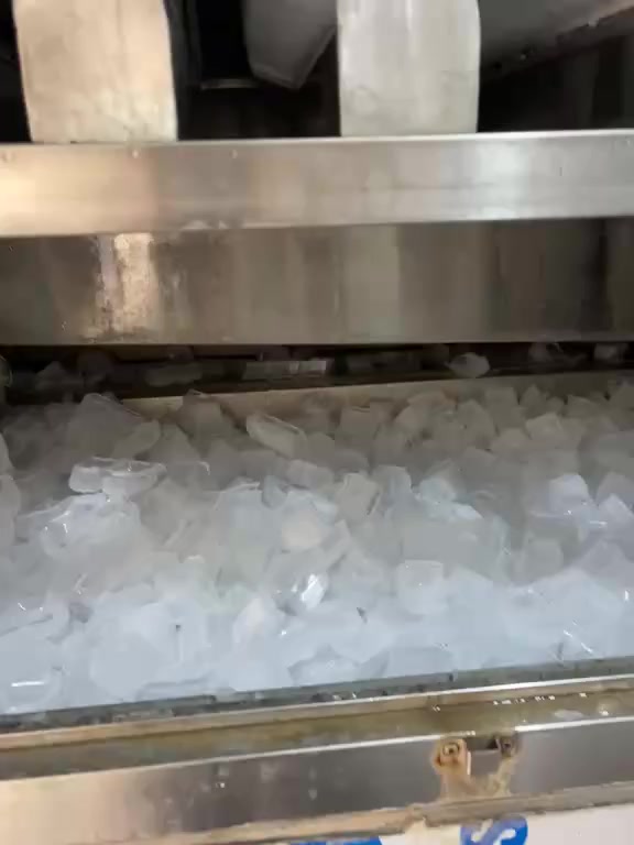 ايس مكير ثلج 🧊 بلوري مكعب انتاج 3 طن 3000kg مستخدمة موسم واحد كلش نظيفة وع بلااد شرط الفحص تصنيع خاص قالب الخشن يجي حجمة 38 تجيك ويه شلال تبريد 3 طن شركة معروفة CBFI بسعر كلش مناسب موقعي بغداد 📍للاستفسار مراسلة الصفحة او الاتصال + واتساب ***********
