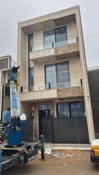 بيت 60 متر ثلاث طوابق  حديث ثلاث عرف وصاله ومطبخ وثلاث حمامات يقع في ز...