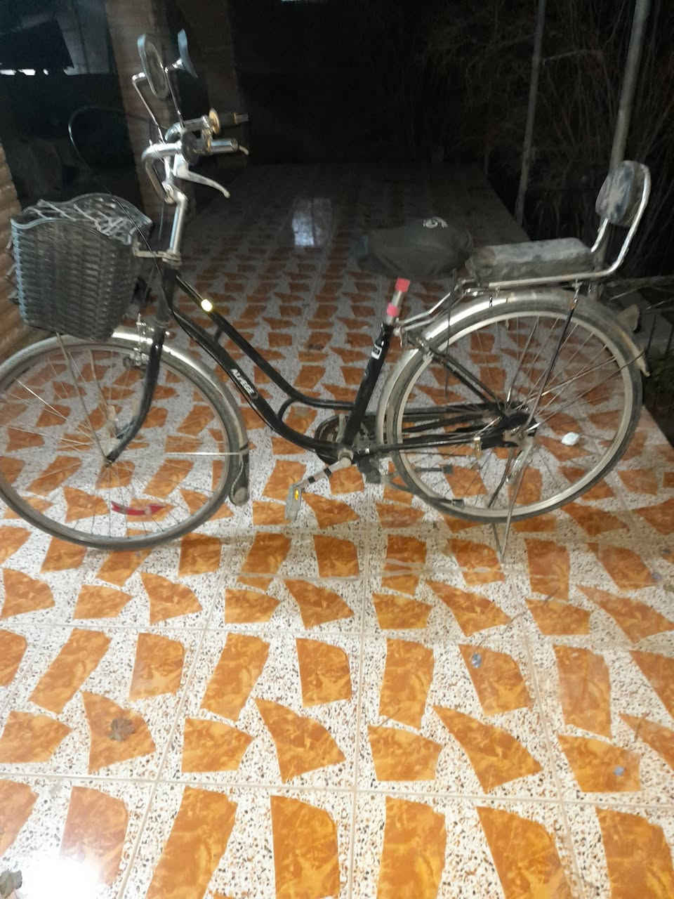 سلام عليكم.  بيسكل للبيع سعر 100وبي. مجل  لل طيبين.  بي مجل على 85رقم هاتف ***********.   بس بي طعج ويل خلفي طعج بسيط
