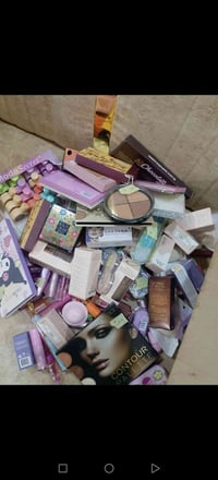 مستحضرات تجميل • ١٠٠قطعة