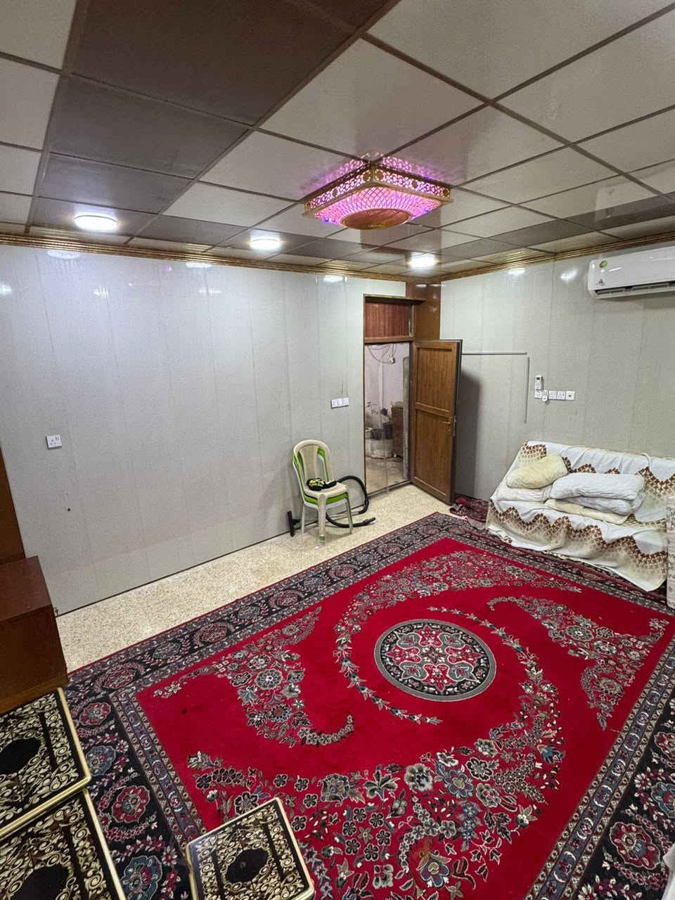 للايجار للايجار دار  ١٠٠مترغرفتين ومطبخ وصحيات وحديقه *********** *********** أو مراجعة عقارات علي الحافظ ومدخل شقق الخضراء
