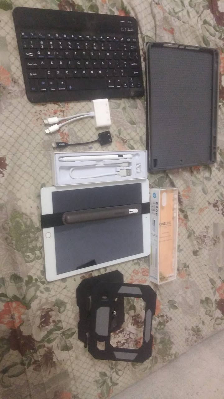 Ipad apple 8
ذاكرة 32 غني عن التعريف
نضافة99% نسخة اليابان
محتوياتو

قلمين يدعمون راحة اليد
كفر قلاب ابو الباب
كيبورت بلوتوث
ستاند حديد اصلي
محولات شحن و سمعاعة و ميموري و فلاش 
مع شاحنة و كيبل اصلي 

كل هاذا ب 300 الف دينار للاستفسار  ***********
