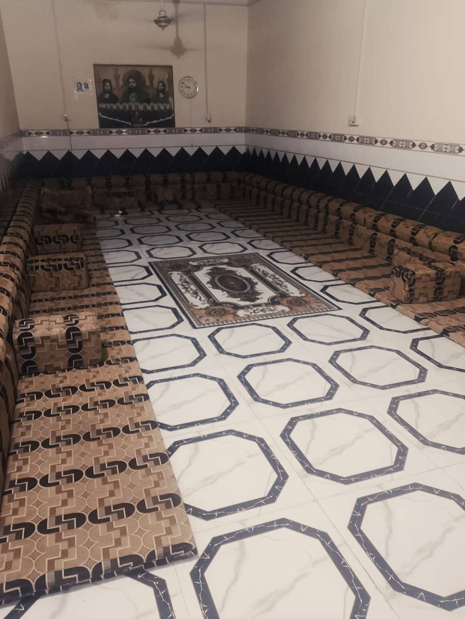 السلام عليكم بيت زراعي للبيع ٢٠٠ متر يحتوي غرفتين وصاله ومطبخ وصحيات داخليه وخارجيه دوانيه ١١متر طارمه جبيره بيت حلو ونضيف ومرتب مكان الاسكان الصناعي نزله الجامع بلزراعي مال نزله الاولى  للاستفسار الاتصال على *********** وبيه واتساب

