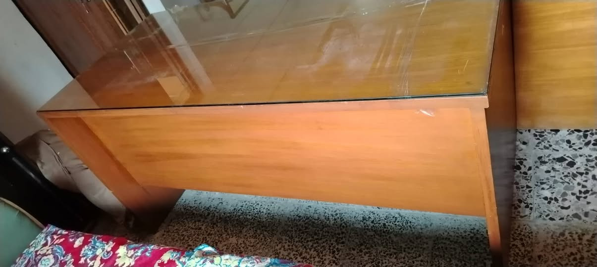 للبيع ميز مكتب نضيف خشب عراقي  السعر 85 المكان حي الجهاد واتساب ***********
