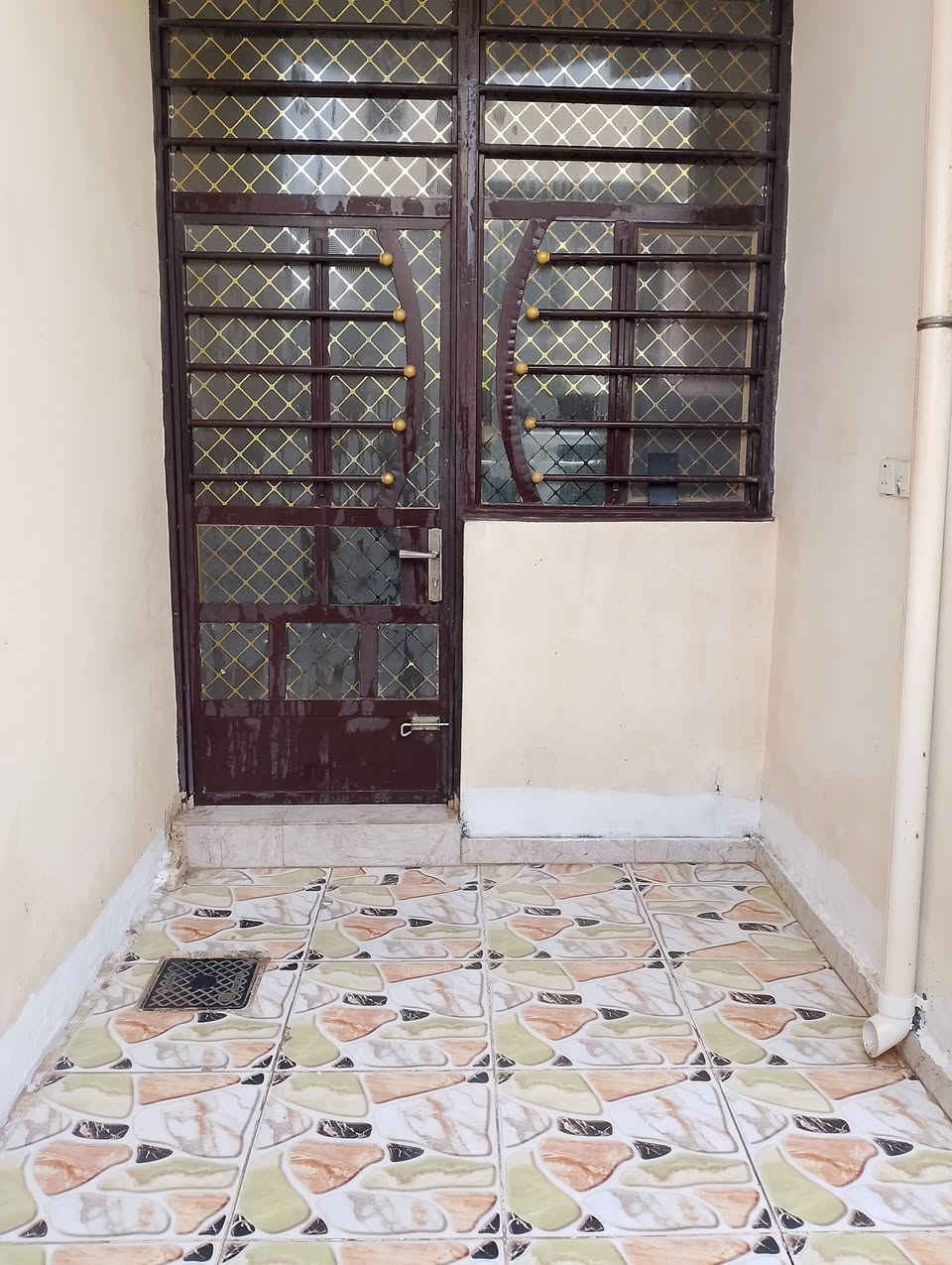 بيت في بهرز حي المصطفى قرب جامع الفتاح المساحه 100متر مربع سند 25يحتوي البيت ع طابقين بناء حديث سنه 2020 يحتوي البيت على غرفه نوم وصحيات وصاله واستقبال ومطبخ ومناور ثنين 
الطابق الثاني يحتوي ع غرفه نوم وصحيات وبيتونه والسطح ايزكوم للاستفسار الاتصال ع الرقم الاتي
: ***********
