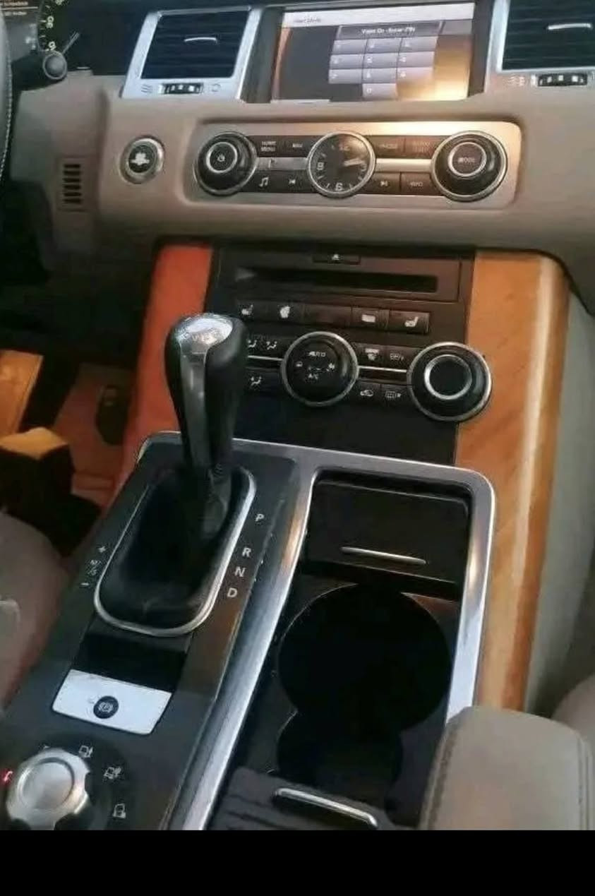 السلام عليكم 
رانج روفر    2011 لون نيلي فول مواصفات 🇬🇧
 sport 
متومة طبق الاصل شرط ارقام اصليه وسنوية اصلي 
بحالةالوكاله

٨ سلندر بانزين  العادي محرك مرغوب 
  كير مكينه حداديه كلها بشرط  بشرط ١

بدون اي كلوب تحذير بل دشبول 
اصل موديل ٢٠١١ يعني بدون تحديث تكمه وسنويه 
 ماتحتاج اي مصرف جاهزه من كل النواحي 
ترايها مثل الزيرو
 
سياره كلها بشرط الفحص مكفوله من الصبغ
 سيارةحيل حلو ماشاءالله 

⭐️المواصفات 

🛑 شاشه ديفيدي 
🛑 ١ كاميرات 
🛑جكات تصعد وتنزل ٣ وضعيات 
🛑سلايت
🛑٤ ابواب بصمه 
🛑 صندوق شفط وكهرباء
🔴حساسات امامية خلفية
وباقي مواصفات الرانج المعروفه هوايه ماتنكتب 

 
كل الدهون وفلاتر جديده   
تخم تاير جديد  
السعر73
رقم التلفون ***********

-------------------------------
