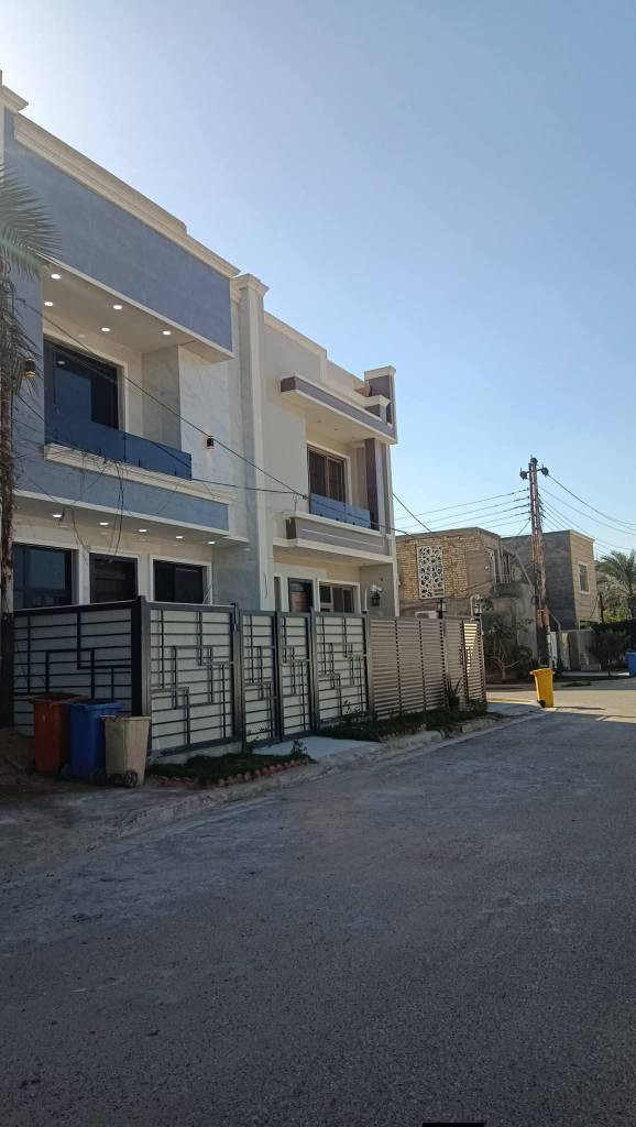 تونات للبيع 80م² الواحد على شارع 15 واجهه 6
حي الجهاد الضباط ، قرب شارع 60 
بناء حديث درجة اولى 

يحتوي البيت الواحد على 4 غرف نوم بحجم واسع 
 مع صاله ومطبخ وحمامين 

#للاستفسار : مكتب سومر للعقار 🏛️ حي الجهاد الضباط 
***********📞 ابونمر بغداد, العراق
