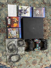 بلاي ستيشن 4 سليم • مستعمل ١٥ يوم • ٢ يد اضافية