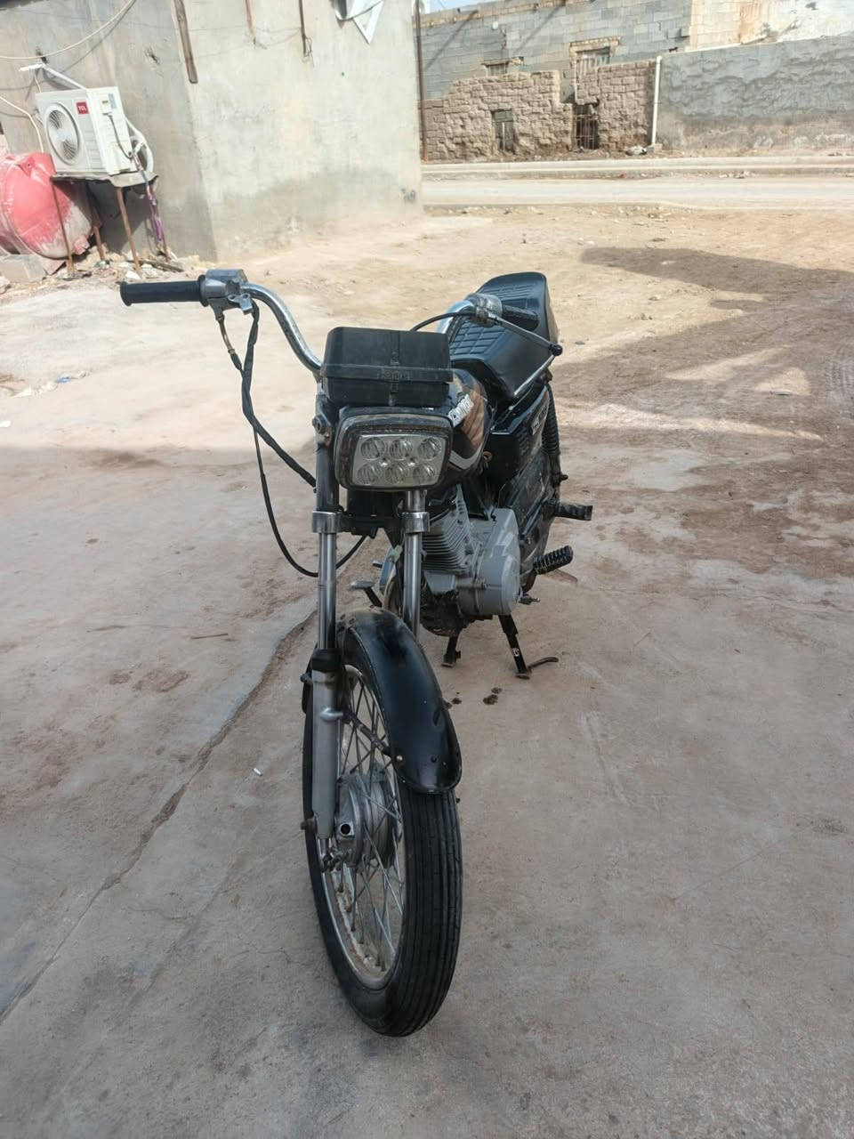 سلام عليكم دراجه بدون ارواق عوزه تجفيت موجود رقم الشاصي ول البليته موجوده سعر 350بيها مجال بخدمه الشراي مكان القريه الدفاس ***********
