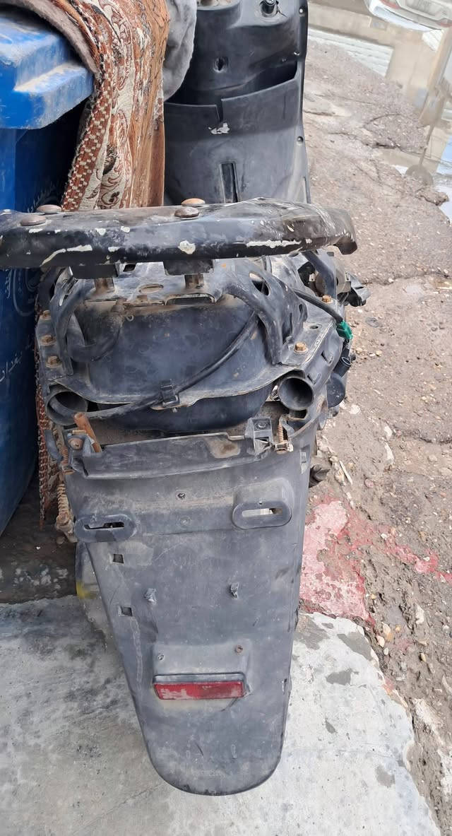 دراجة شاصي ومكينة بريز كوم حديد كلشي كدامك لتسأل شبيها مابيها انطيك وياها الصندوق والكشن والسويج سعرها ١٠٠ وبيها مجال حك الجية ....واتساب فقط ***********
