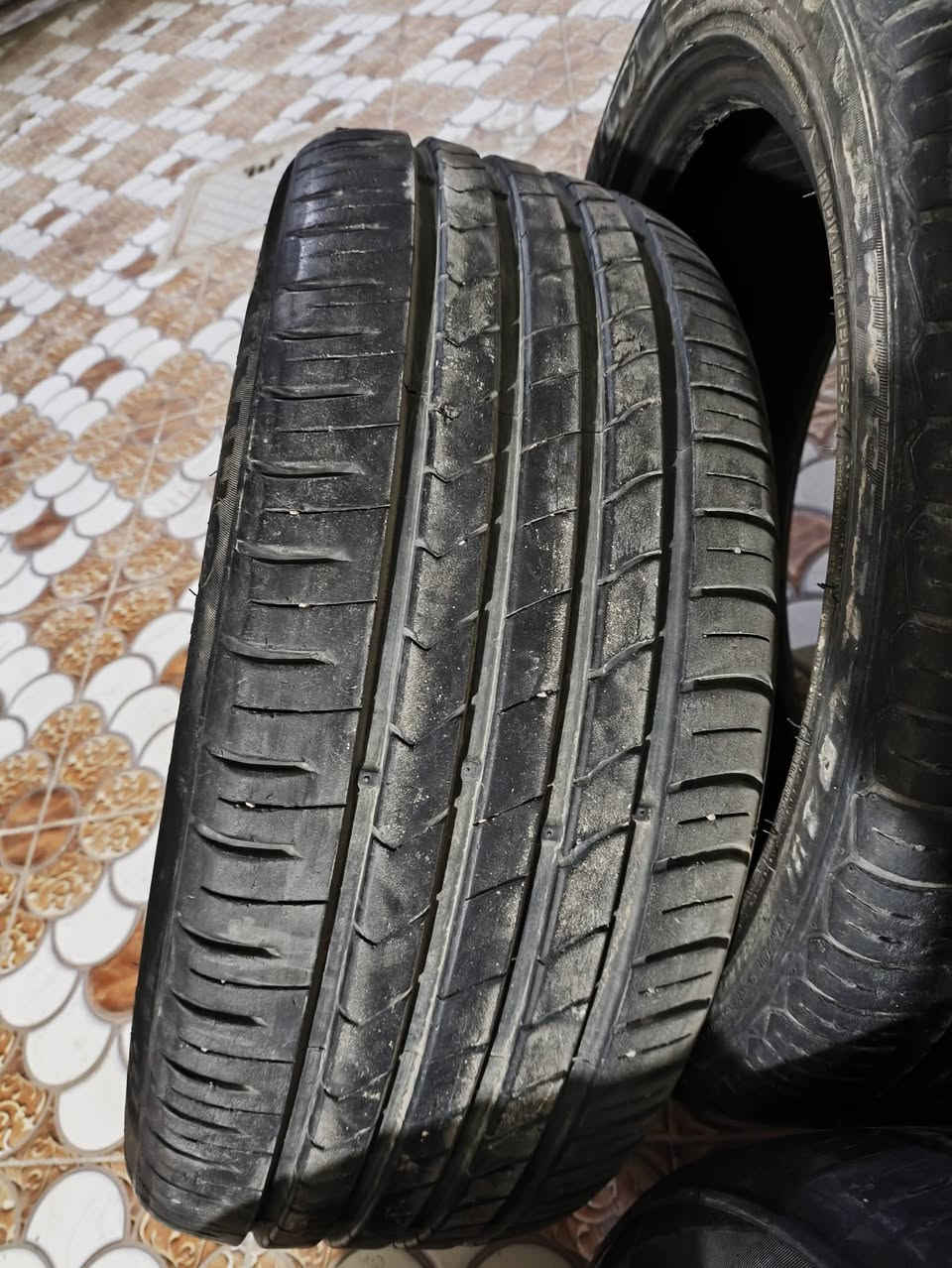 السلام عليكم
للبيع تخم تاير نص عمر نضيفات قياس 17/225/45
قيم واخذهن لان مااعرف اسعارهن ، 
مكاني ديوانيه .

‏‪0780 533 1032
