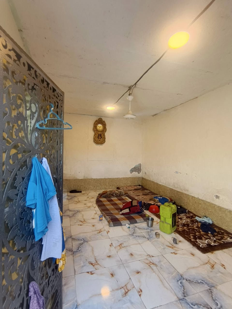 السلام عليكم بيت للبيع المساحه ١٣٠متر
بيه طارمه وصحيات 
ودوانيه ٤/٦
ومطبخ ٤/٤
وصاله ٦/٤
وعرفه ٣.٥/٧
ومنور ١.٥/٣
بيت زراعي في منطقت سيد اخضير قرب سكه 
منطقه مشموله بطابو ومجاري 
سعر بيت ٢٥مليون وبيه مجال 
لستفسار على رقم 
***********
