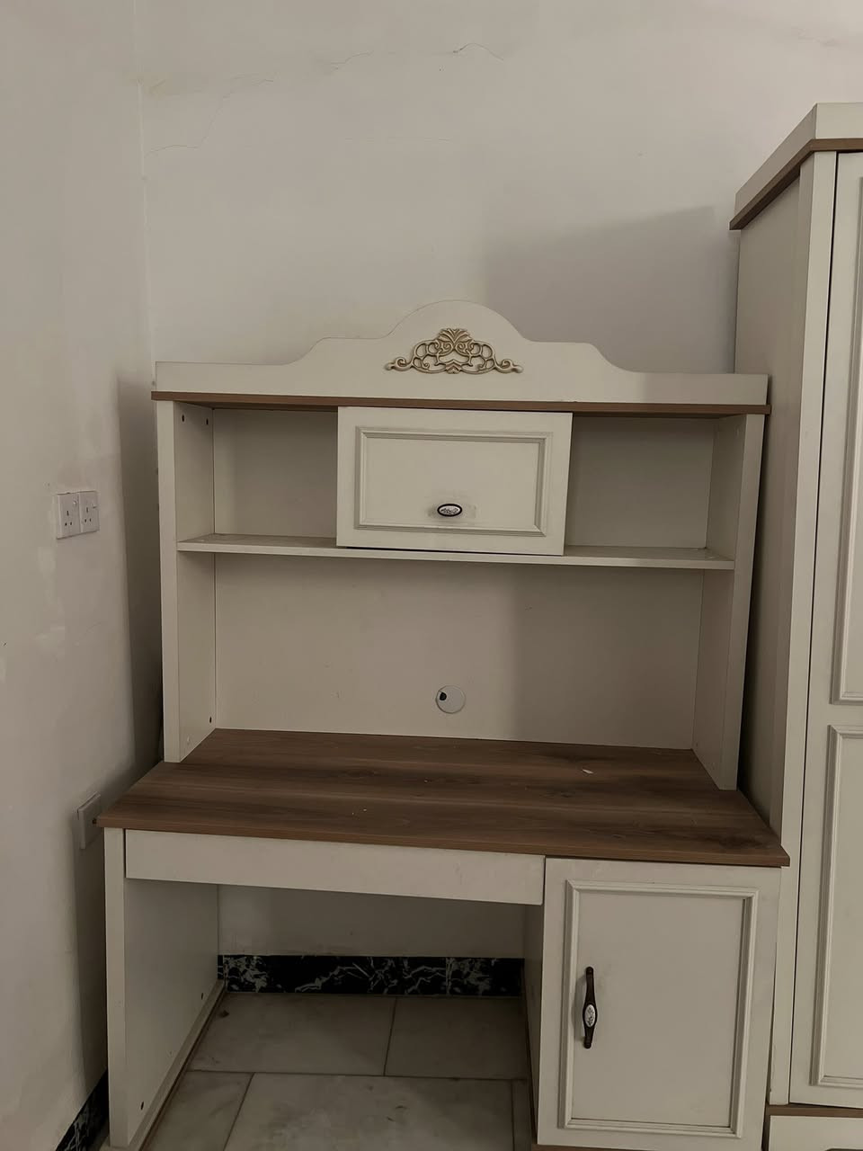 غرفةة نوم شبابية وبناتيه ومجموعة اغراض اسعار مناسبه راسلني وتدلل مكاني حي الجزائر او اتصل ***********
