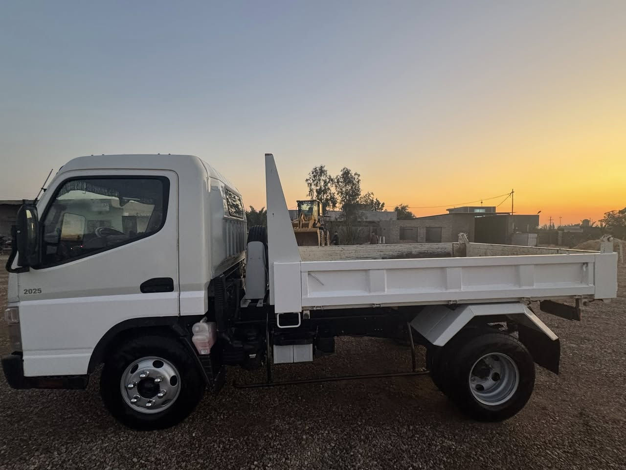 السلام عليكم كنتر قلاب موديل 2025 جديد كفاله ماشي 16 ألف البدي مغلف حديد بليت 3 ملم الداخليه مدوشمه درجه اولا مكانه واسط قضاء الاحرار   السعر 323 للاستفسار الاتصال على ***********
