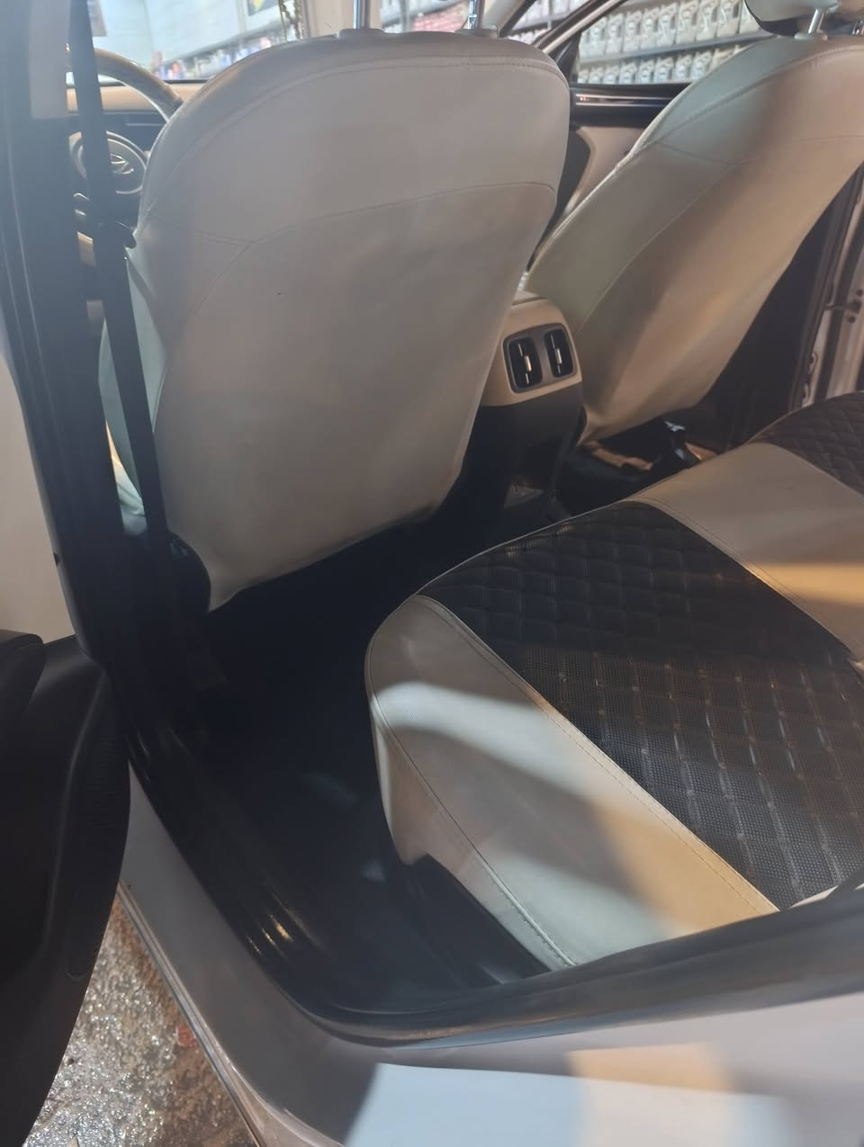 السلام عليكم للبيع توسان 2024خليجي ابيض  بأسمي تحويل مباشر رقم جديد
مواصفاتها 
محرك 2000
بصمة تشغيل وابواب 
نظام ترحيب 
تشغيل عن بعد 
تصعد جام بالبصمه
شاشة تاج  لمس 
كامرة دوارة
بردات خلفيه بلاد
هند بريك بصمه 
اوتو هولد 
حساسات امامي وخلفي 
مقاعد اماميه  كهرباء 
مخمل
داخل لونين ابيض واسود 
ارضيه جلد 
تحكمات جهتين 
قمارة حديد
ماشيه32الف وبعدها بالضمان السياره
السيارة مكفوله
المكان بغداد الكاظميه السعر 21500$ وبيه مجال
لاي استفسار اتصل ‏‪0770 003 1653‬‏
