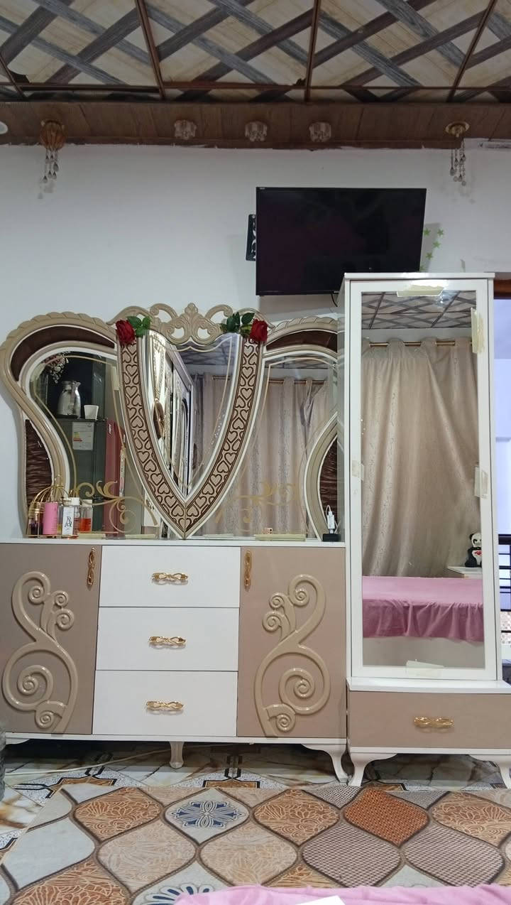 سلام عليكم غرفه تركيه للبيع العنوان ابو دشير شارع الكويتي سعر٧٠٠ التواصل ***********
