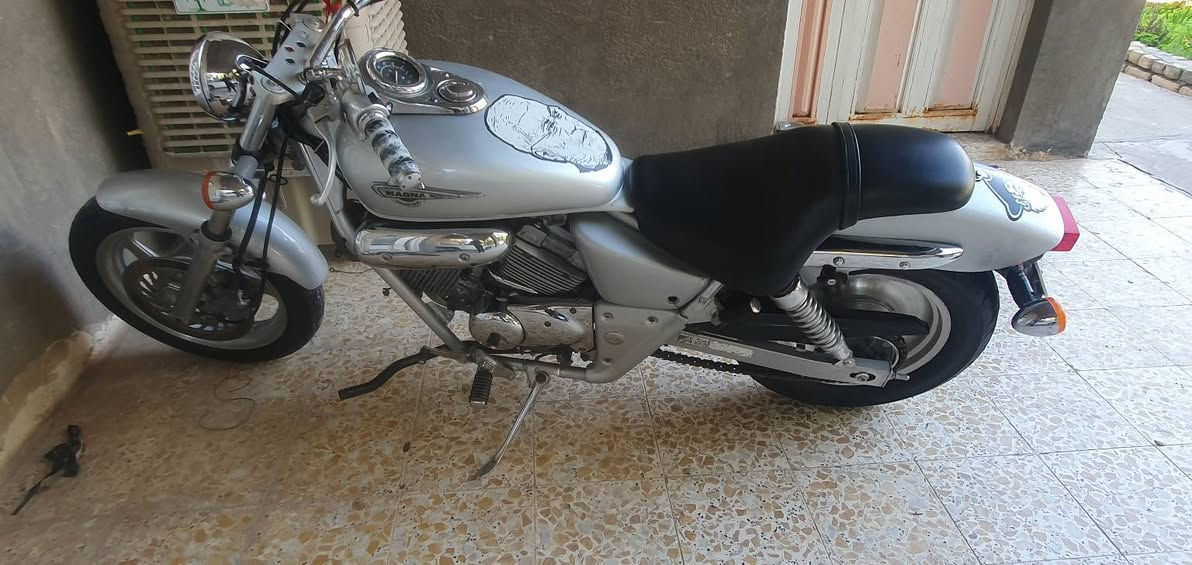 السلام عليكم  للبيع دراجه هارلي مكنه حجم المكينه 250 الدراجه مكفوله وين مايعجبك  اطلع بيهه الدراجه منفيس ٣ اوراق التواصل *********** سعرهه ١٣٠٠ وبيهه مجال مكاني اكميت
