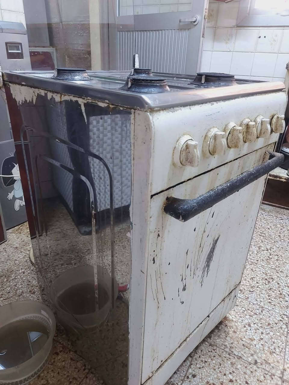 طباخ اربع عيون نظيف وشغال ع فحص
بس يرادله جلاد السعر ٦٠ 
عنوان مجمع العامرية حي الشهيد
رقم الهاتف لشراي ***********
