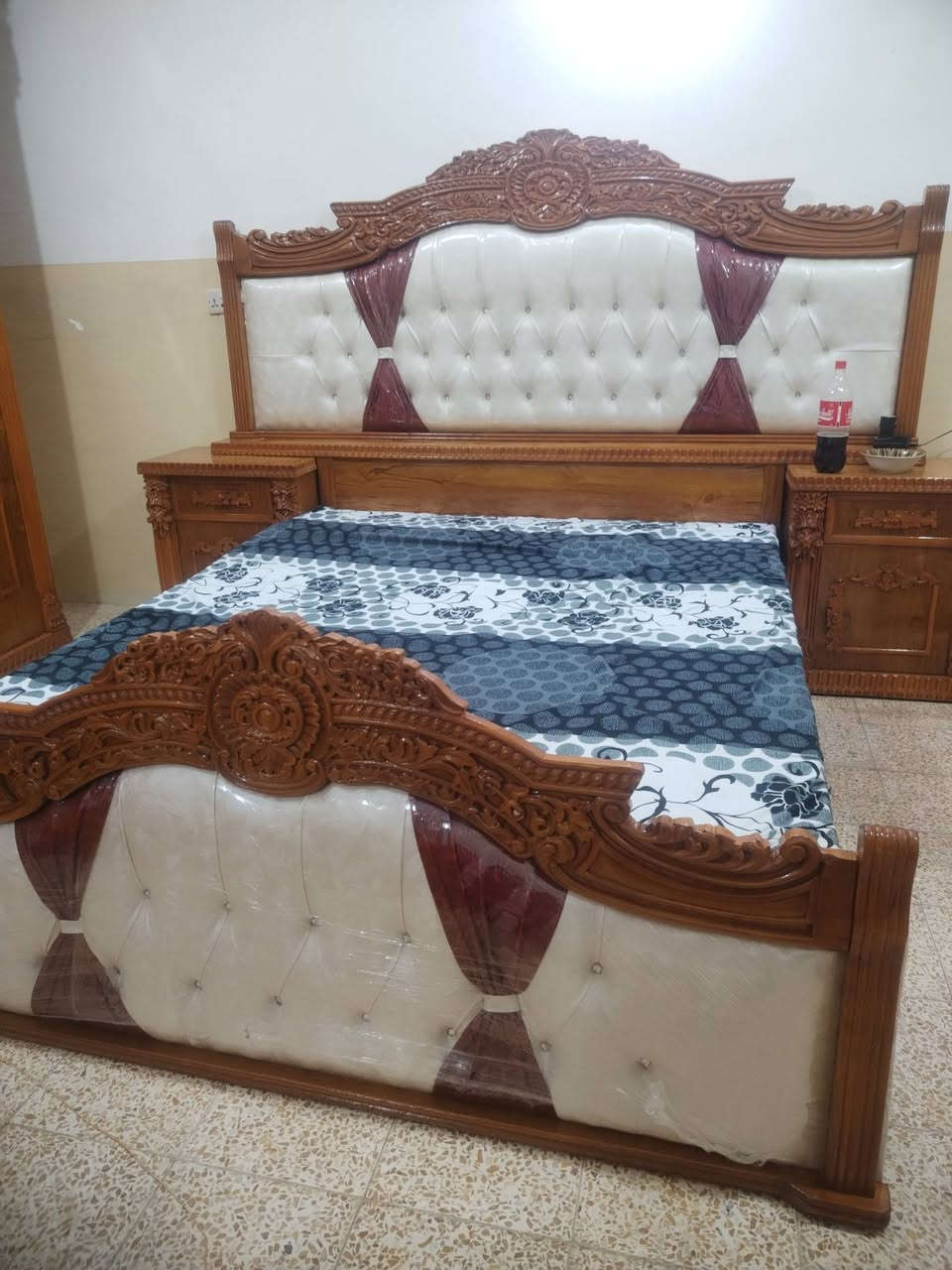 للبيع مستخدمه شهر واحد  بعدها جديده نقشات كلو زان خشب ثقيل شي مرتب السعر مليون وربع
*********** واتساب
***********
