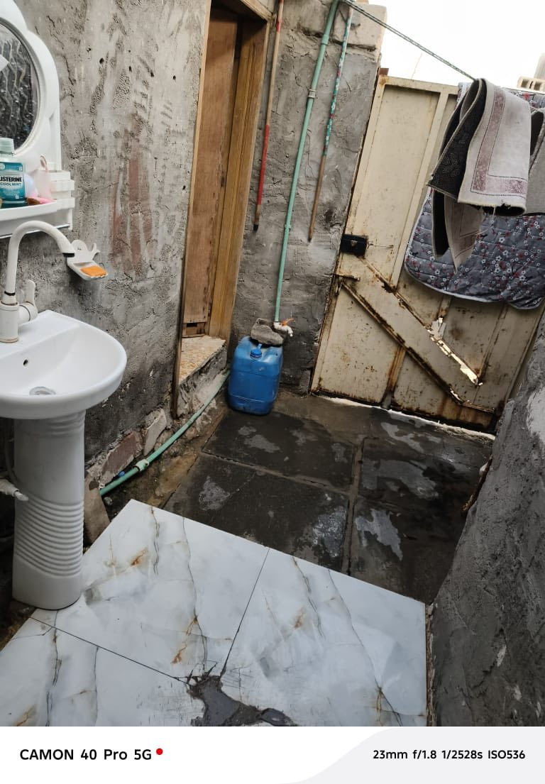 السلام عليكم بيت تجاوز للبيع بيت زغير المساحه 50متر سعر 8 العنوان حي المهندسين خلف مول قمر المنير بي عرفه و صاله و مطبخ وحمام وتواليت مشترك مو تجي وتكلي احنه سبع نفرات ماكفي جاي اكلك بيت زغير يعني مشتمل ***********
