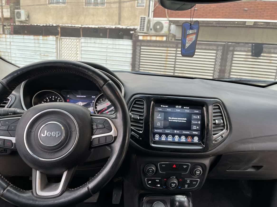 السلام عليكم للبيع جيب كومباس موديل 2020 مكينه 2.4 كير  9 نمر  بجم كبس ماشيه 52261 ميل سياره جاهزه من كلشي و بأسمي حادثها بابتين من جهه السايق و شويه من الدوسه السعر 135 مكاني بغداد حي الجهاد رقمي ***********
