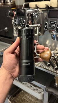 مطحنة يدوية • NineAm • جديد بالكارتون