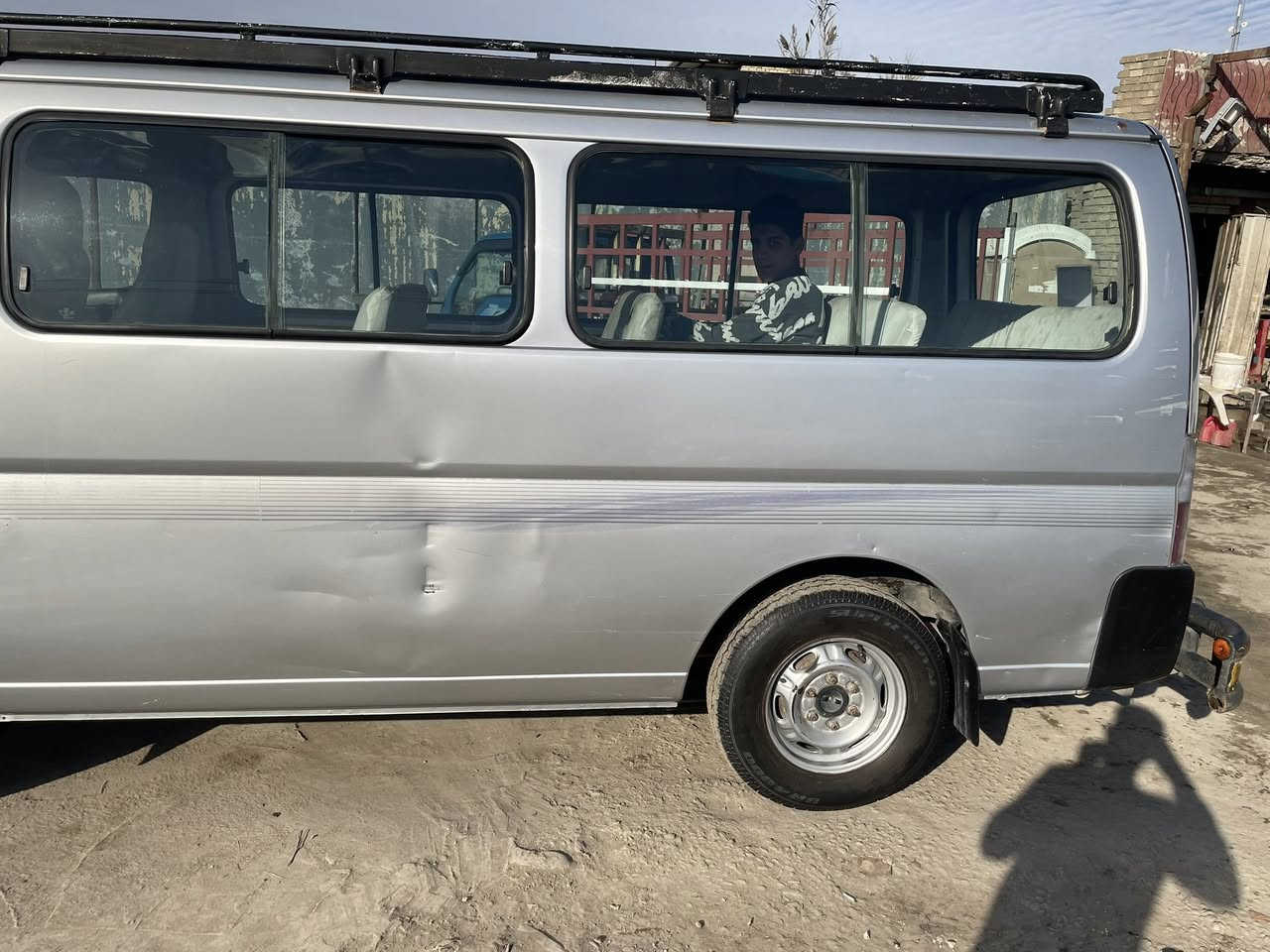 سلام عليكم سياره نيسان ارفان موديل تسعه بينه طخات بل صوره سياره لا بارد ولا معجون ولا صبغ بس هذن بينه بل صوره تحويل ثاني يوم مكان بغداد بلا زحمه لحد يدخل خاص نتصال عل رقم ***********
