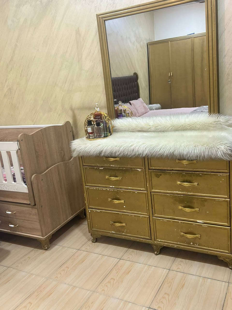 غرفة نوم صاج للبيع ٦٠٠ مع سرير طفل تركي نظيف و جرباية نفر ١٠٠
واتس ***********
