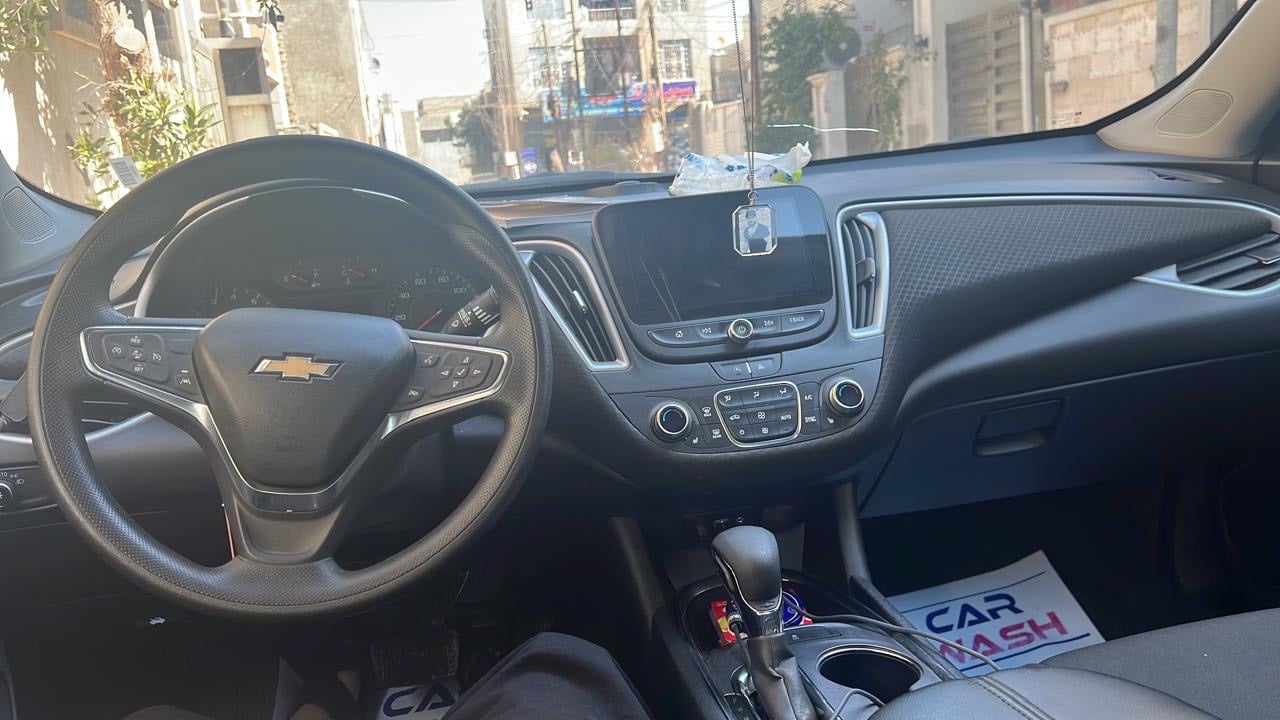 سيارة شيفروليه ماليبو، موديل حديث، لون أبيض. بحالة ممتازة من الداخل والخارج، بدون أي صبغ إضافي أو ضرر. السيارة مزودة بجميع الميزات الأساسية لراحة وأمان السائق والركاب. المقصورة الداخلية واسعة ومريحة، مناسبة للرحلات الطويلة واستخدام اليومي.