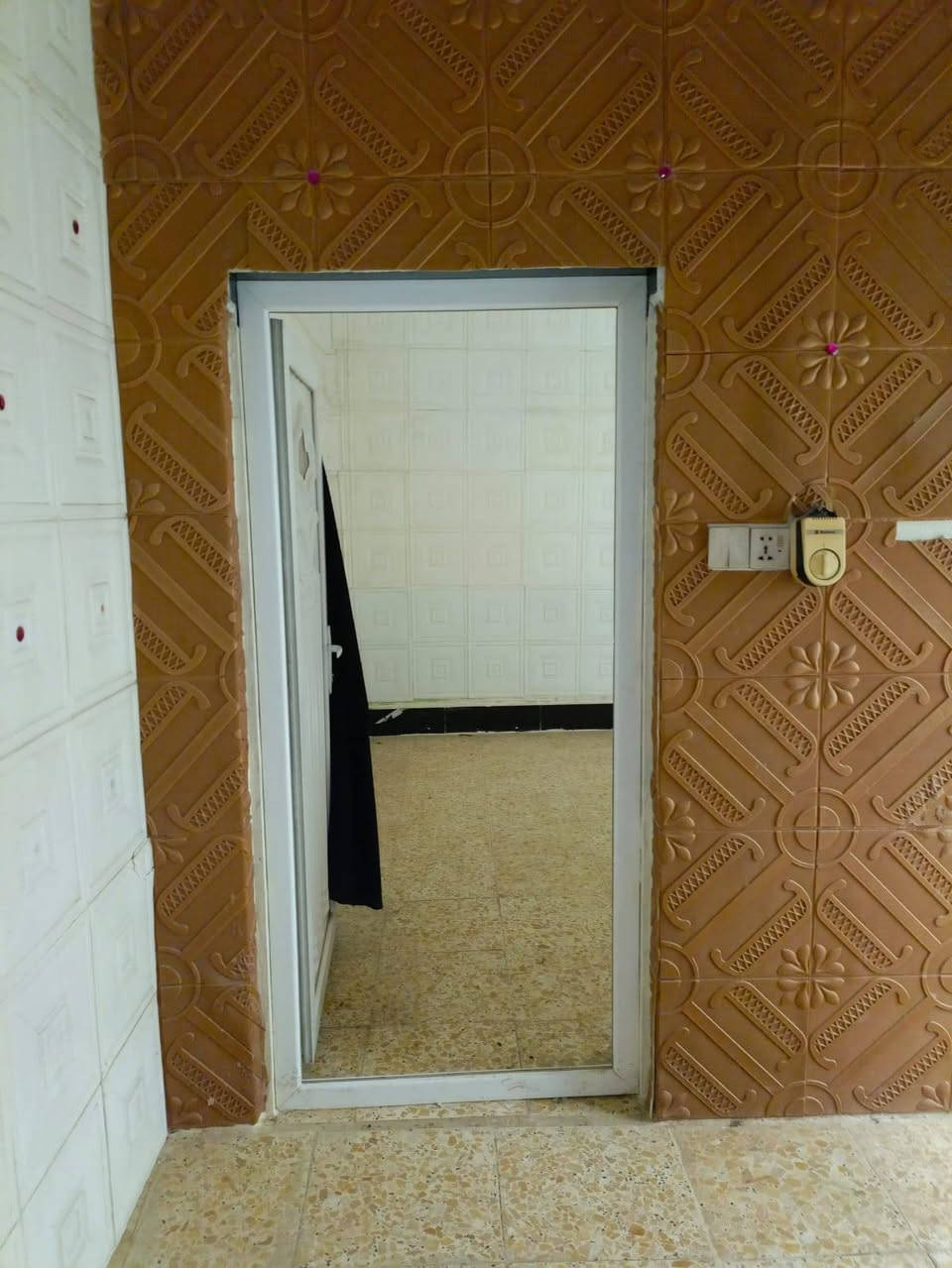 للبيع مكانه مقابيل باب الخروج مال المطار مساحه ١١٠ متر فارغ حالين ٣٥ وبي مجال اي استفسار على الرقم الموجود ***********
