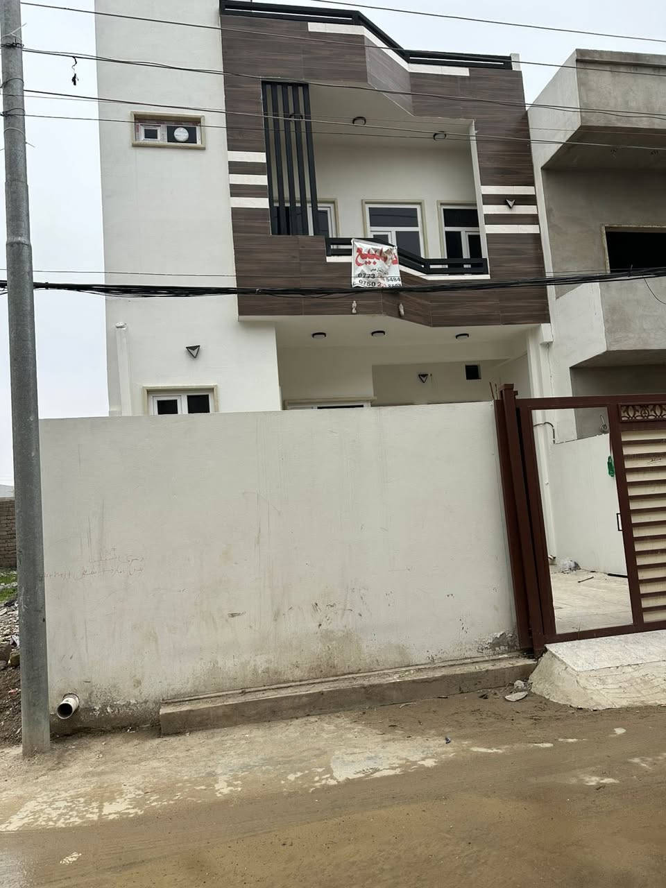 عقارات حي الملايين | عرض سكني مميز 💎
للبيع دار بمواصفات راقية ومساحة واسعة في حي الملايين الأولى، مقابل معمل الأخشاب.
🏷️ بطاقة مواصفات الدار:
• المساحة: 170 متر مربع.
• الواجهة: 7.50 متر.
• المميزات: كراج سيارة + حديقة أمامية.
🧱 تفاصيل البناء:
• الطابق الأرضي: غرفة نوم + استقبال + هول داخلي + مطبخ + صحيات.
• الطابق الثاني: غرفتين (2) نوم نظام سويت + هول واسع + صحيات.
📍 العنوان: حي الملايين الأولى - مقابل معمل الأخشاب.
📞 للتواصل مع صاحب المكتب:
***********
***********
